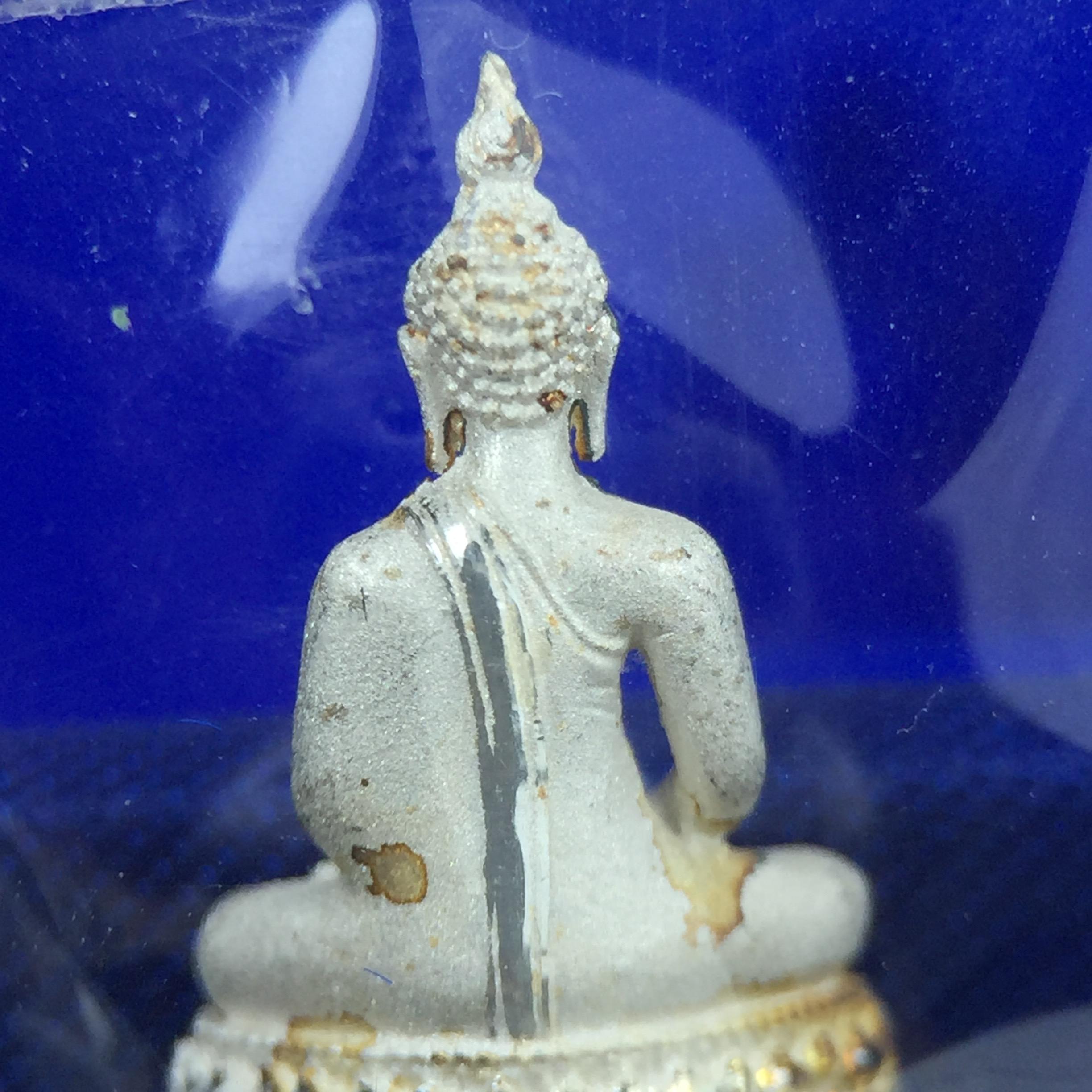 พระชัยวัฒน์พุทธสิหิงค์ ภปร. รุ่นสร้างหอพระธรรมศาสตร์ ปี2542 เนื้อเงิน(ผิวเดิม ซีนซองเดิม กล่องครบสวยสมบูรณ์) มหาพิธี 3วาระอันยิ่งใหญ่(ตอกโค๊ตและหมายเลข๔๕๕๕)(เลขสวย ท้ายเลขตอง)1ใน 10000 องค์