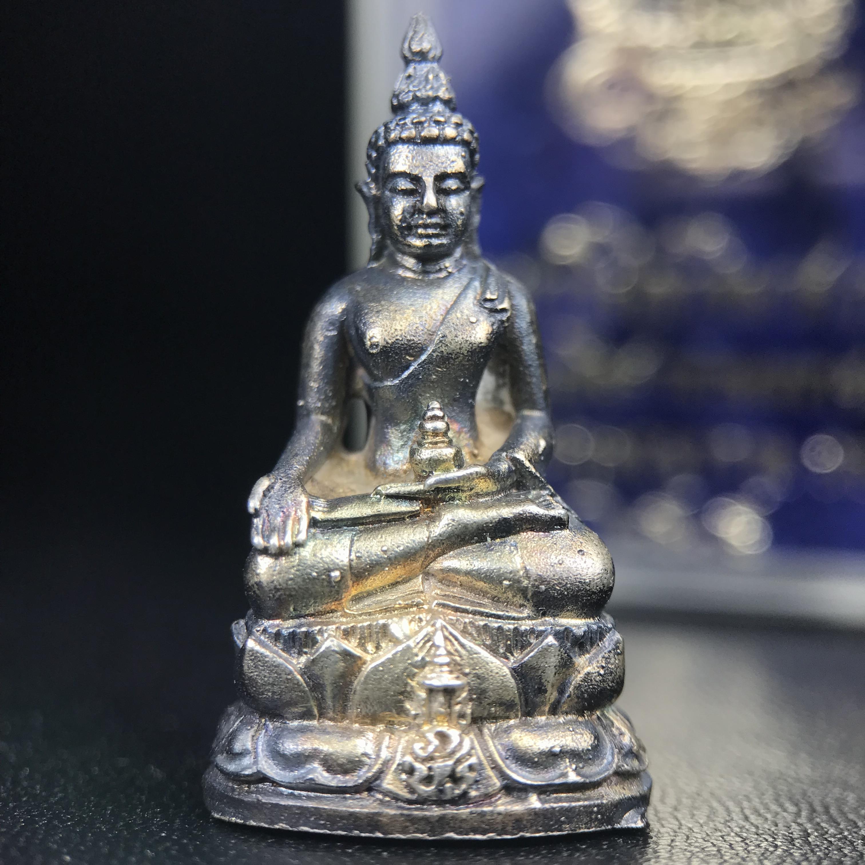 พระกริ่งไพรีพินาศ ภปร. รุ่นแรกของประเทศไทย วัดปทุมวนาราม ปี 2535 เนื้อเงิน(ผิวเดิม ผิวขึ้นรุ้งทั่วองค์ สวย งดงาม)(เข้มขลังทรงอานุภาพยิ่งใหญ่ กำราบศัตรูพ่ายสิ้น) ขนาดสูง 3 ซม. พร้อมกล่องบรรจุเดิมครบสมบูรณ์ (ในหลวงรัชกาลที่9เสด็จเททอง)(1ใน3000องค์)นิยมหายาก