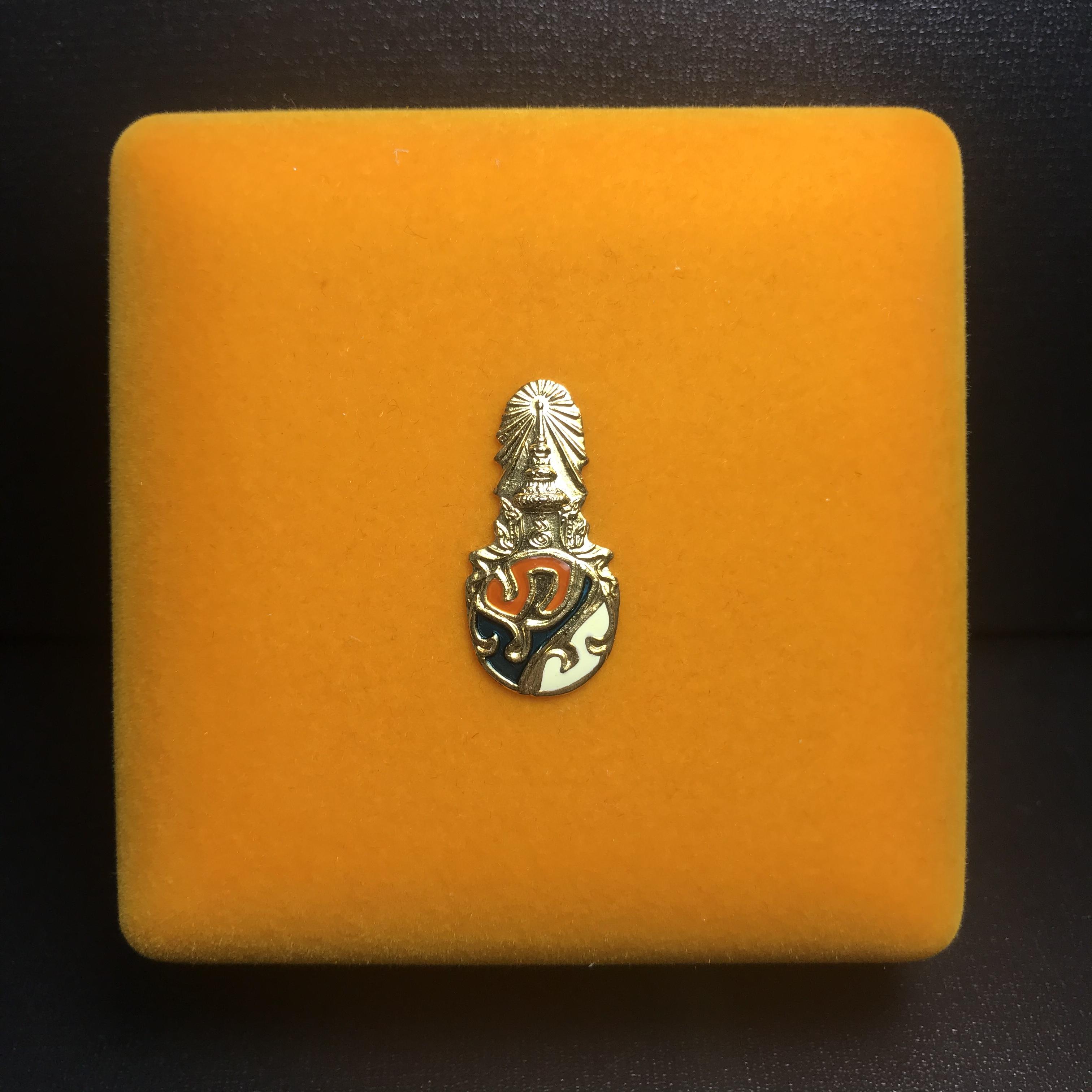 พระหลวงปู่ทวด ภปร.ปี2547 (พระชุดกรรมการ)ทรงกลีบขนุน เนื้อผงสมเด็จฯ(โรยผงตะไบ ชนวนเก่า) เลี่ยมกรอบเนื้อเงินแท้(95%)