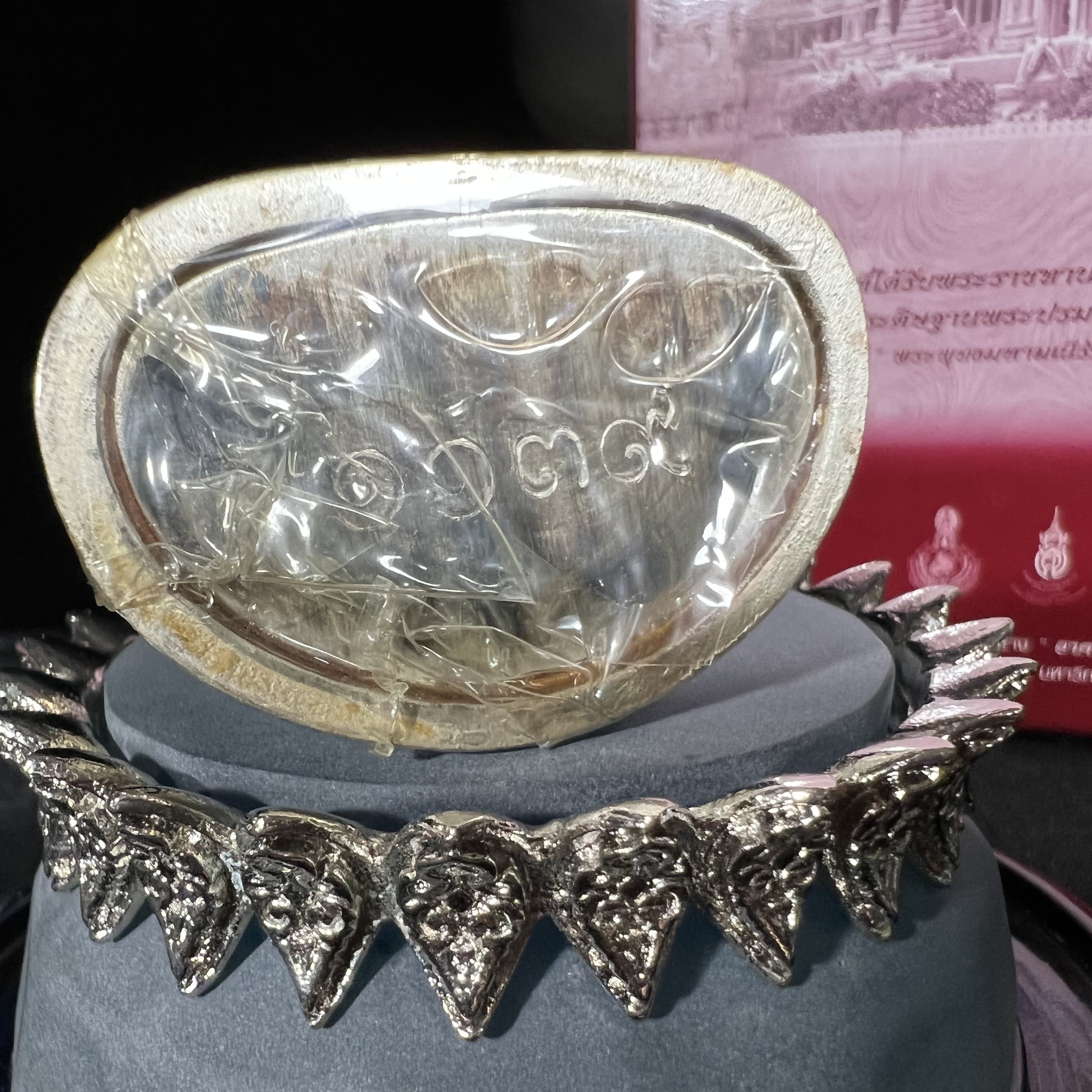 พระแก้วมรกต ภปร.(รุ่นแรก) ปี2545 รุ่นฉลองกรุงรัตนโกสินทร์ครบ 220 ปี หล่อลอยองค์ เนื้อเงินบริสุทธิ์99.9% ขนาดบูชา 50*90 มม. พร้อมฐานวางครอบแก้วเดิมกล่องบรรจุเดิมครบสมบูรณ์(สวยงามและหายากมาก)(1ใน3000องค์)