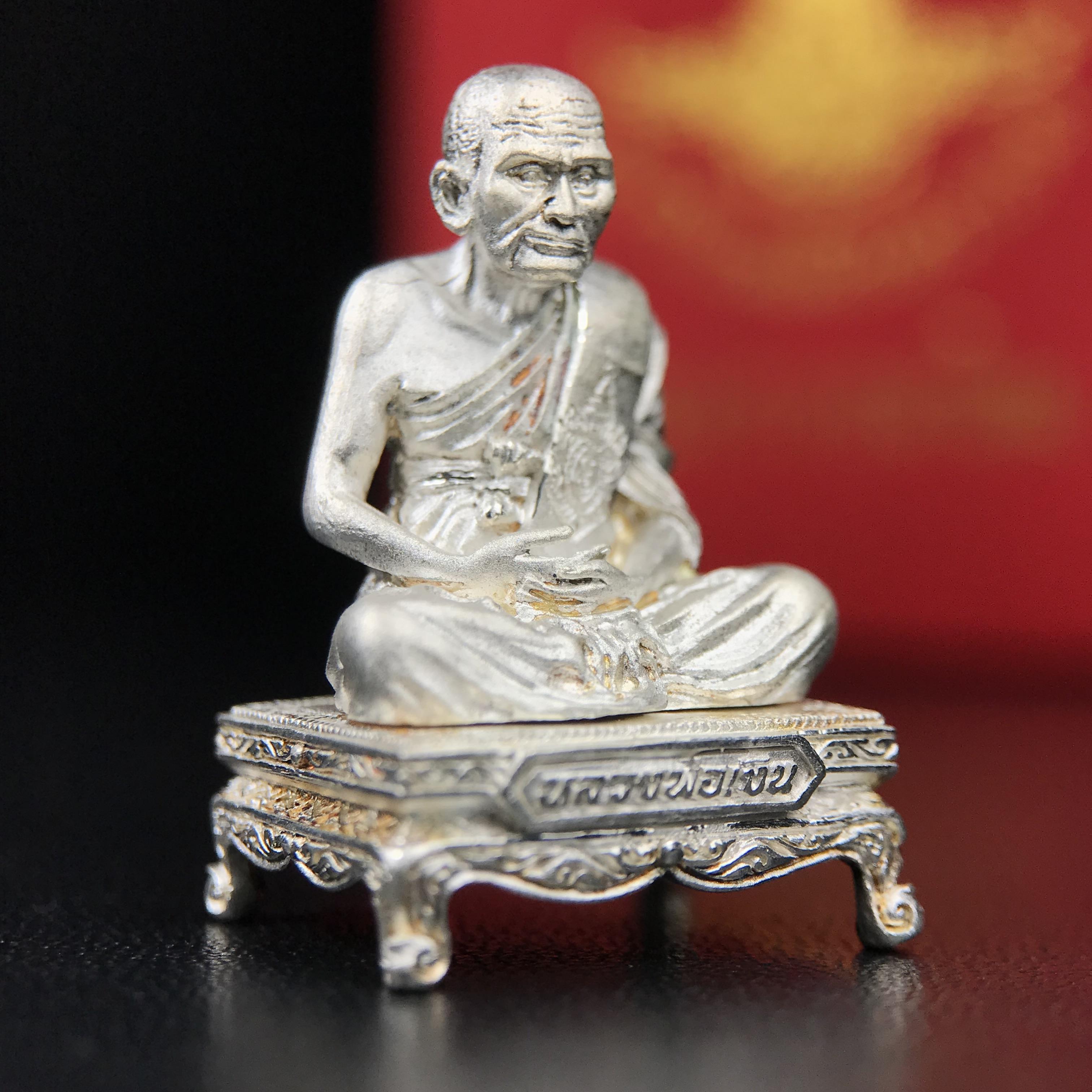 รูปหล่อหลวงพ่อเงิน วัดบางคลาน จ.พิจิตร พิมพ์หน้าเหมือนหลวงพ่อ "รุ่น 91 ปี กรมเสมียนตรา" กระทรวงกลาโหมจัดสร้างในปี 2543 พุทธาภิเษกใหญ่ 3 วัด 3พิธีวัดสุทัศน์ /วัดบางคลาน/วัดพระแก้ว เนื้อเงินปัดเงา(หายาก) พุทธศิลป์งดงามมากหายาก(ตอกโค๊ตหมาย ๑๖)