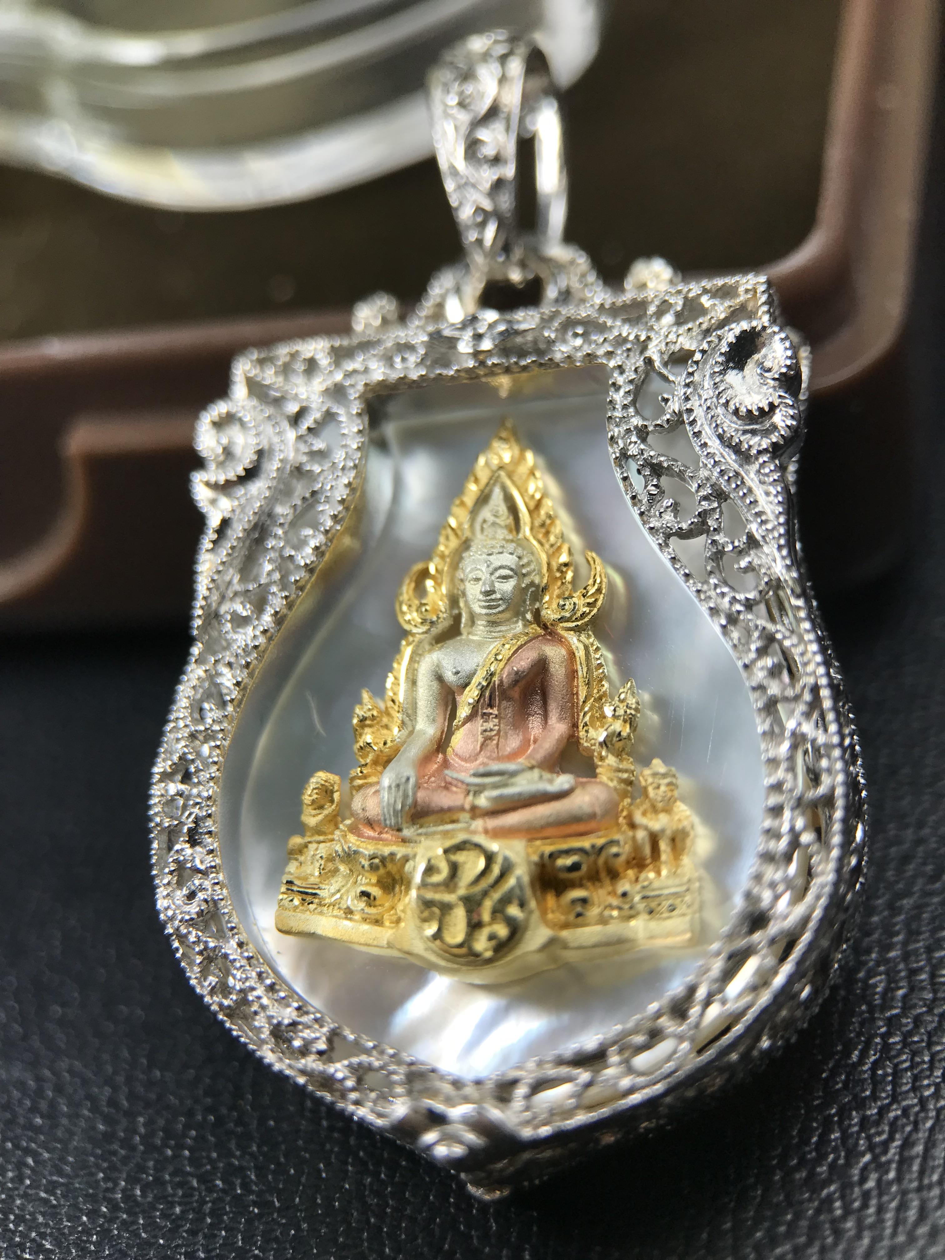 พระพุทธชินราช ภปร. โครงการ "เพราะแผ่นดินนี้ คือ แผ่นดินเกิด" ปี2548(รุ่นแรก) เหรียญทรงเสมา ขนาด 21 x 29 มม.เนื้อเงินสามกษัตริย์ องค์พระชุบสามกษัตริย์ ล้อมด้วยกรอบเงินชุบทองคำขาวสลักเสลาเป็นลวดลายละเอียดอ่อน ส่วนพื้นองค์พระเป็นเปลือกหอยมุขงดงาม