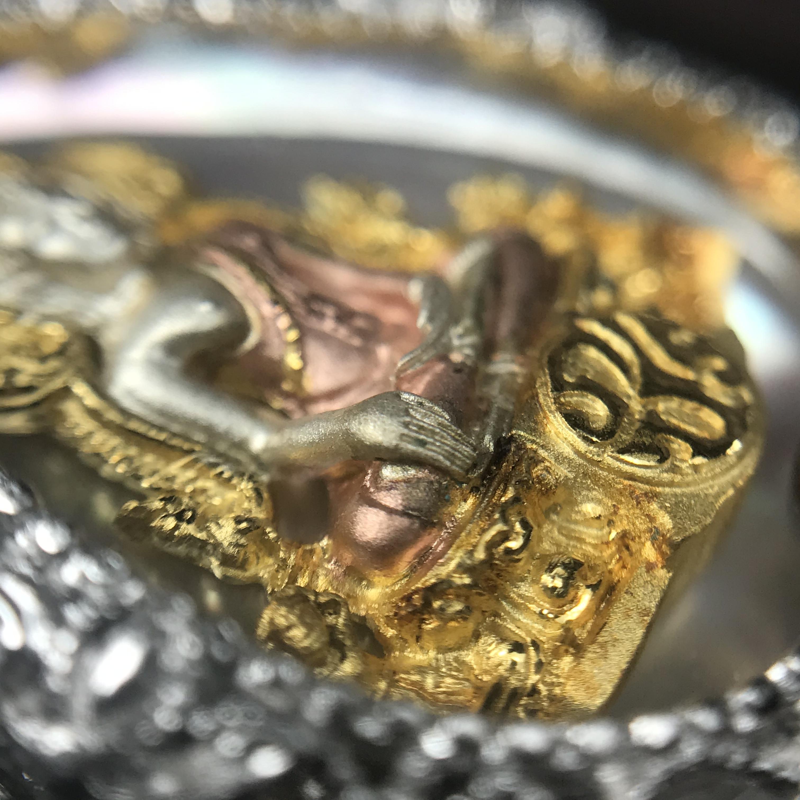 พระพุทธชินราช ภปร. โครงการ "เพราะแผ่นดินนี้ คือ แผ่นดินเกิด" ปี2548(รุ่นแรก) เหรียญทรงใบโพธิ์ ขนาด 21 x 29 มม. เนื้อเงินสามกษัตริย์ องค์พระชุบสามกษัตริย์ ล้อมด้วยกรอบเงินชุบทองคำขาวสลักเสลาเป็นลวดลายละเอียดอ่อน ส่วนพื้นองค์พระเป็นเปลือกหอยมุข