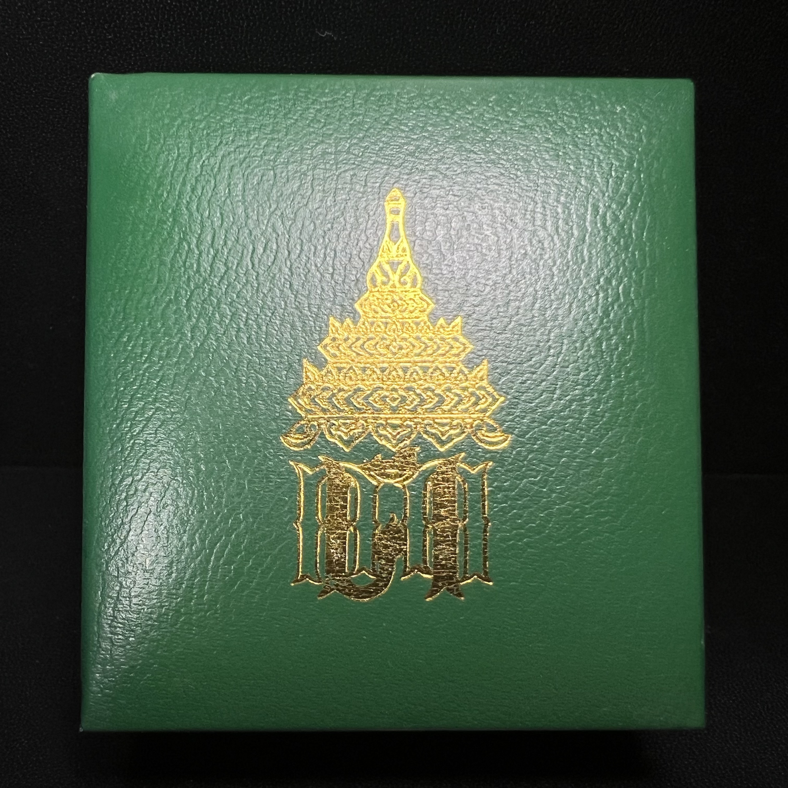 พระพุทธโสธร รุ่น กศก. 120 ปี เนื่องในโอกาสครบ 120 ปี กรมศุลกากร กระทรวงการคลัง จัดสร้าง ปี 2537 เนื้อเงินบริสุทธิ์ 99.9% ผิวขัดเงาลงดำ(เข้มขลัง)(งานบริษัท แพรนด้า จิวเวลรี่)สวยงดงาม ทรงคุณค่า