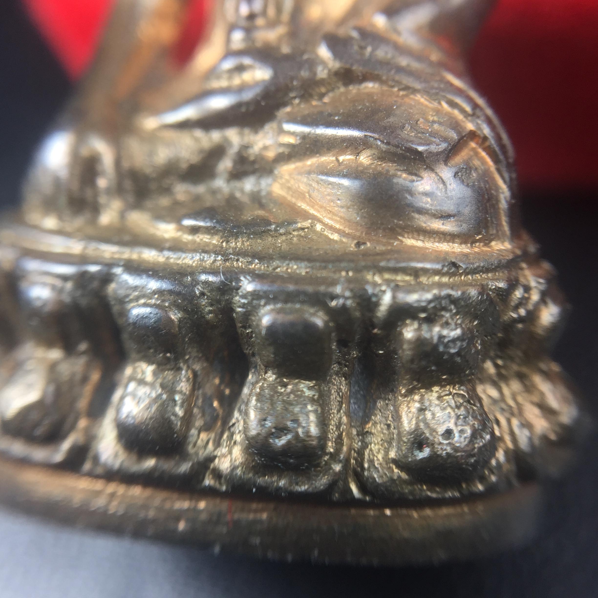 พระกริ่ง-พระชัยวัฒน์ ปวเรศ ปี2530 วัดบวรนิเวศราชวรวิหาร(องค์พระชัยวัฒน์เลี่ยมกรอบทองคำแท้)(ในหลวง ร.9 เสด็จเททอง)(บรรจุเส้นเกศาในหลวงรัชกาลที่9)พร้อมสูจิบัตรเดิมตอนจัดสร้าง(สภาพสวยครบสมบูรณ์) (องค์หน้าใหญ่)(องค์ทองทบ)แบบพิมพ์นิยมหายาก