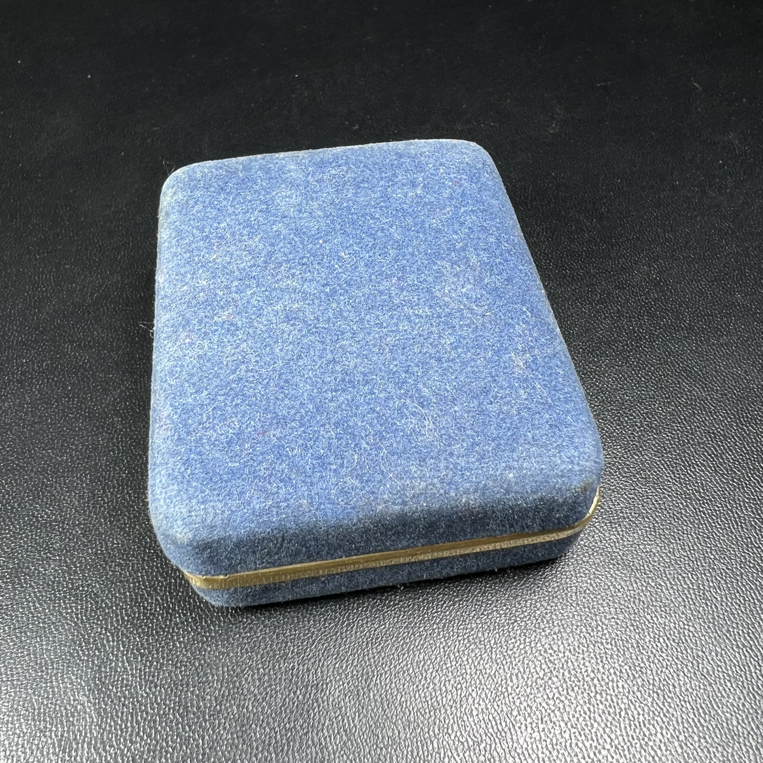 พระกริ่งศิรากาศ ภปร.(พระกริ่งคุ้มเกล้า)วัตถุมงคล"คุ้มเกล้าฯ" มูลนิธิ “คุ้มเกล้า” ในพระบรมราชูปถัมภ์ จัดสร้าง โรงพยาบาลภูมิพล เนื้อเงิน(พิมพ์หน้าไทย)(สภาพผิวเดิมขึ้นน้ำทองรุ้งๆทั่วองค์สวยมาก มาพร้อมกล่องบรรจุเดิมแบบนี้หายาก)(รัชกาลที่9เสด็จเททอง)