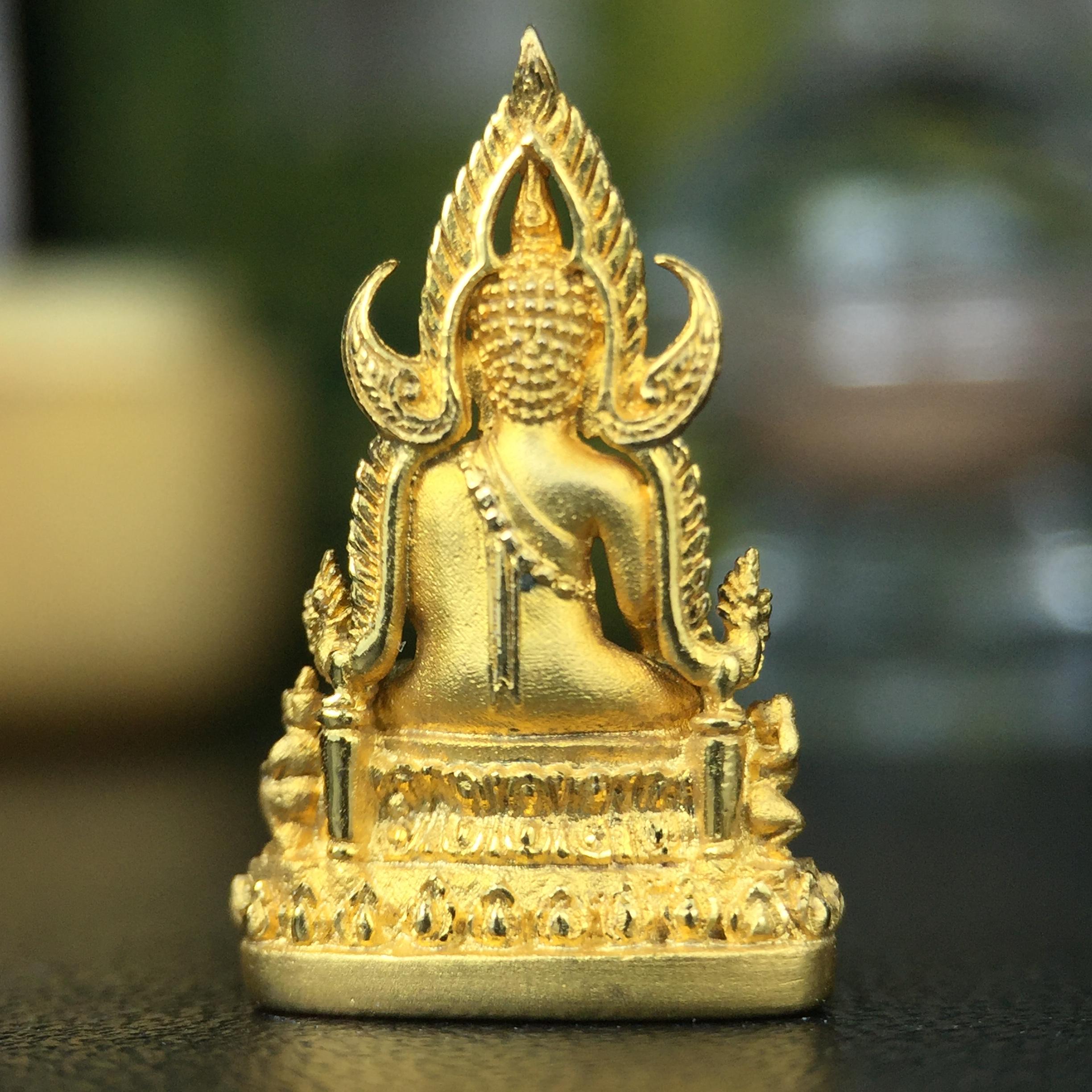 พระพุทธชินราช(จำลอง) ภปร. 84 พรรษา เนื้อทองคำ พิมพ์เล็กขนาดหน้าตัก 1/4 นิ้ว(พระราชทานมวลสาร จิตรลดาและเส้นพระเจ้า(เส้นผม)รัชกาลที่9)