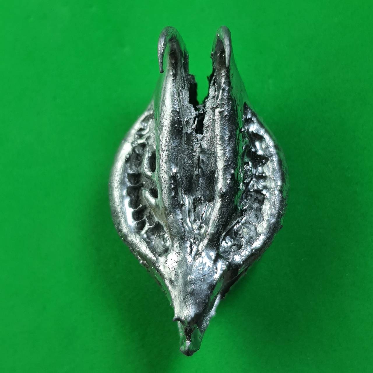 ของป้องกัน พญาเล็บครุฑ สีเงิน ป้องกันภัย เพิ่มอำนาจ เกี่ยวเงินทอง เล็บครุฑ เล็บพญาครุฑ ผลเล็บครุฑ