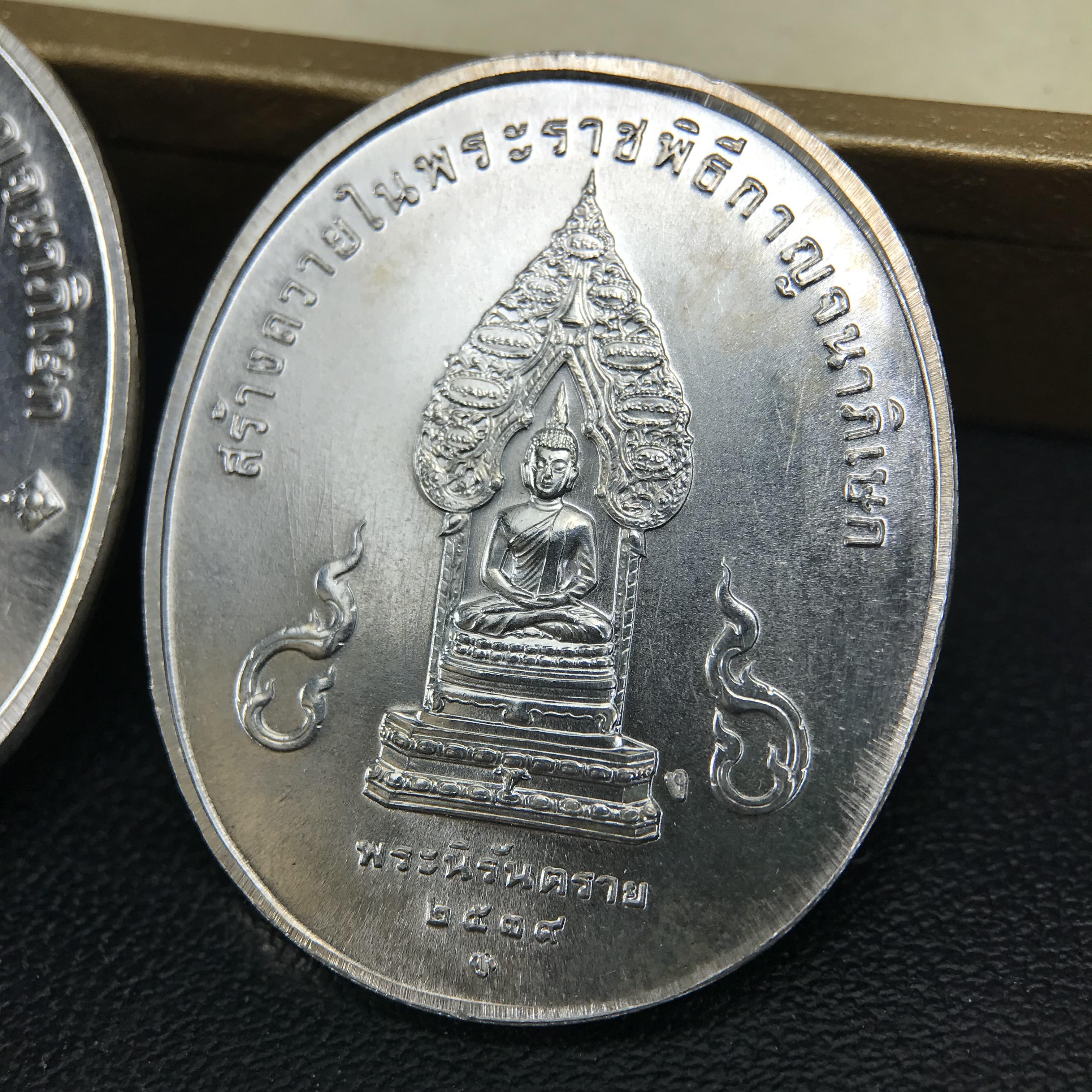 ชุดเหรียญพระพุทธปัญจภาคี ปี 2539 ครบชุด 5 เหรียญ พิมพ์ใหญ่ขนาดสูง 3 ซม. เนื้อเงิน โค๊ต ง.(เงิน) บล็อกกษาปณ์ พร้อมกล่องบรรจุซีนซองเดิมครบสภาพสวย เนื่องในมหามงคลวโรกาสที่ในหลวงรัชกาลที่ 9 ทรงครองสิริราชสมบัติครบ 50ปี พิธีใหญ่ ณ พระอุโบสถวัดพระแก้ว