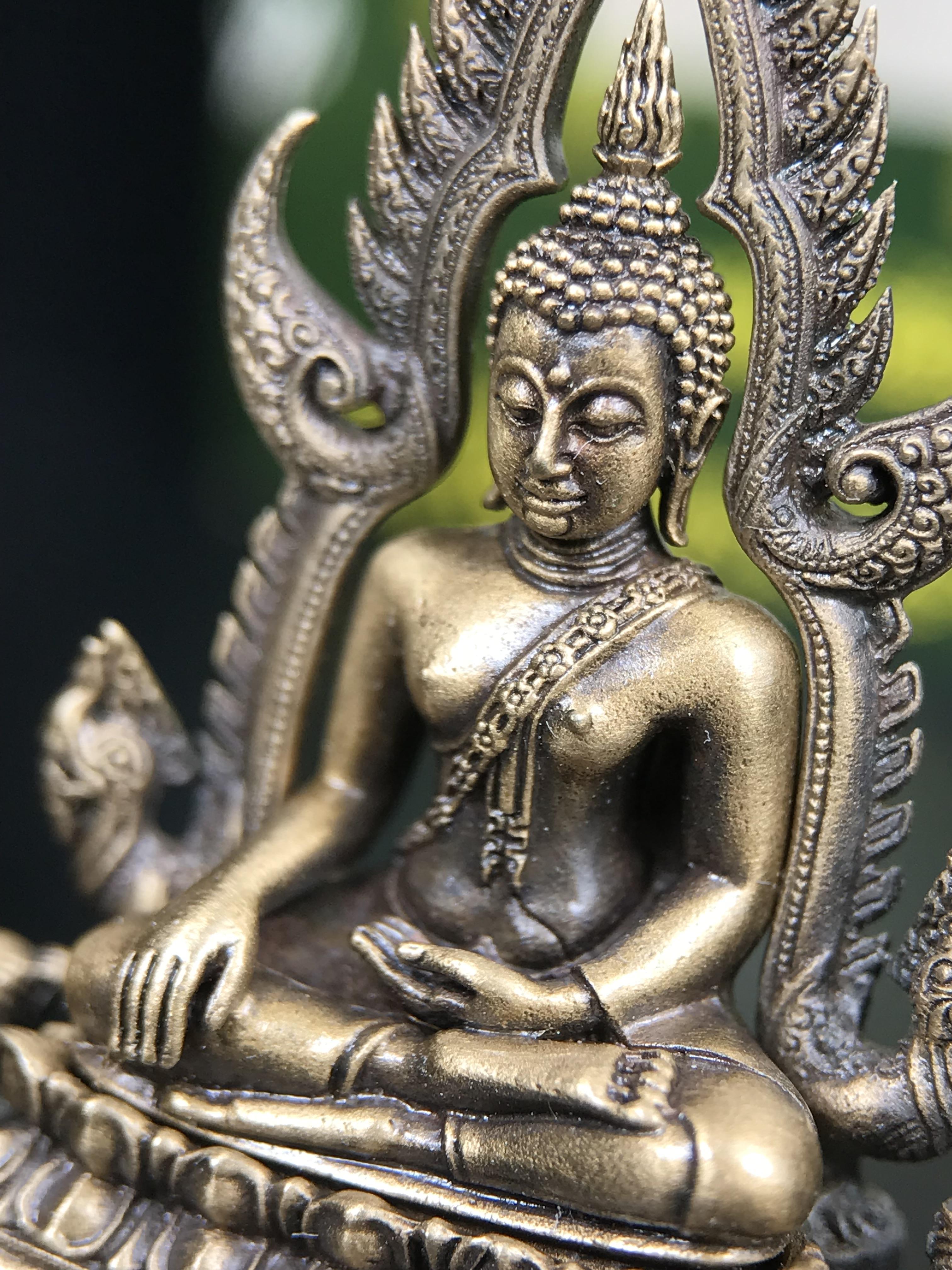 พระพุทธชินราช ภปร. 84 พรรษาในหลวงรัชกาลที่ 9 ปี 2554 พิมพ์กลางขนาดหน้าตัก 1/2 นิ้ว(สูง 3.8 ซม.) เนื้อบรอนซ์รมดำซาติน(สภาพผิวเดิมสวย) (พระราชทานมวลสาร จิตรลดาและเส้นพระเจ้า(เส้นผม)รัชกาลที่9)พุทธศิลป์ทรงคุณค่าอีกหนึ่งรุ่นยอดนิยม(องค์หมายเลข ๑๙๘๑)