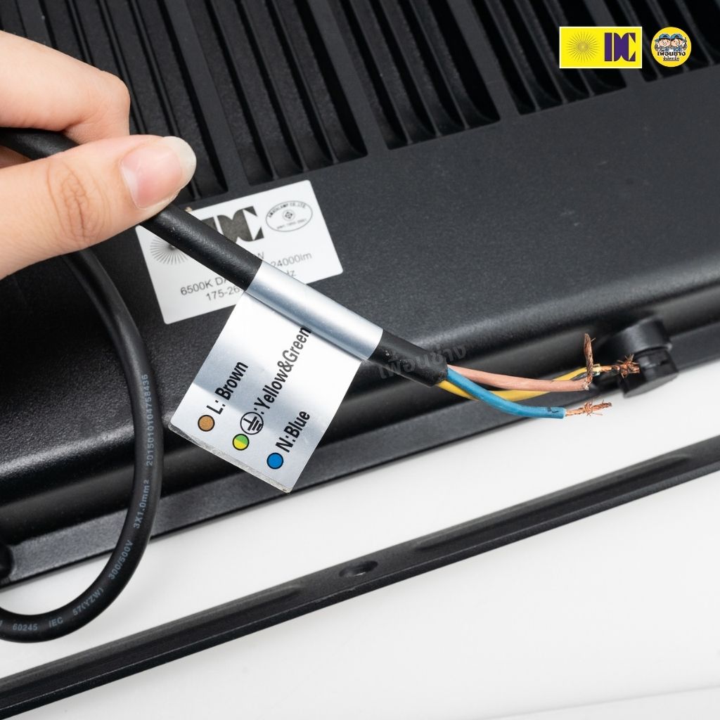 ยี่ห้อ DC ฟลัดไลท์ 200w สปอร์ตไลท์ LED Floodlight กันไฟกระชาก 2KV แสงขาว