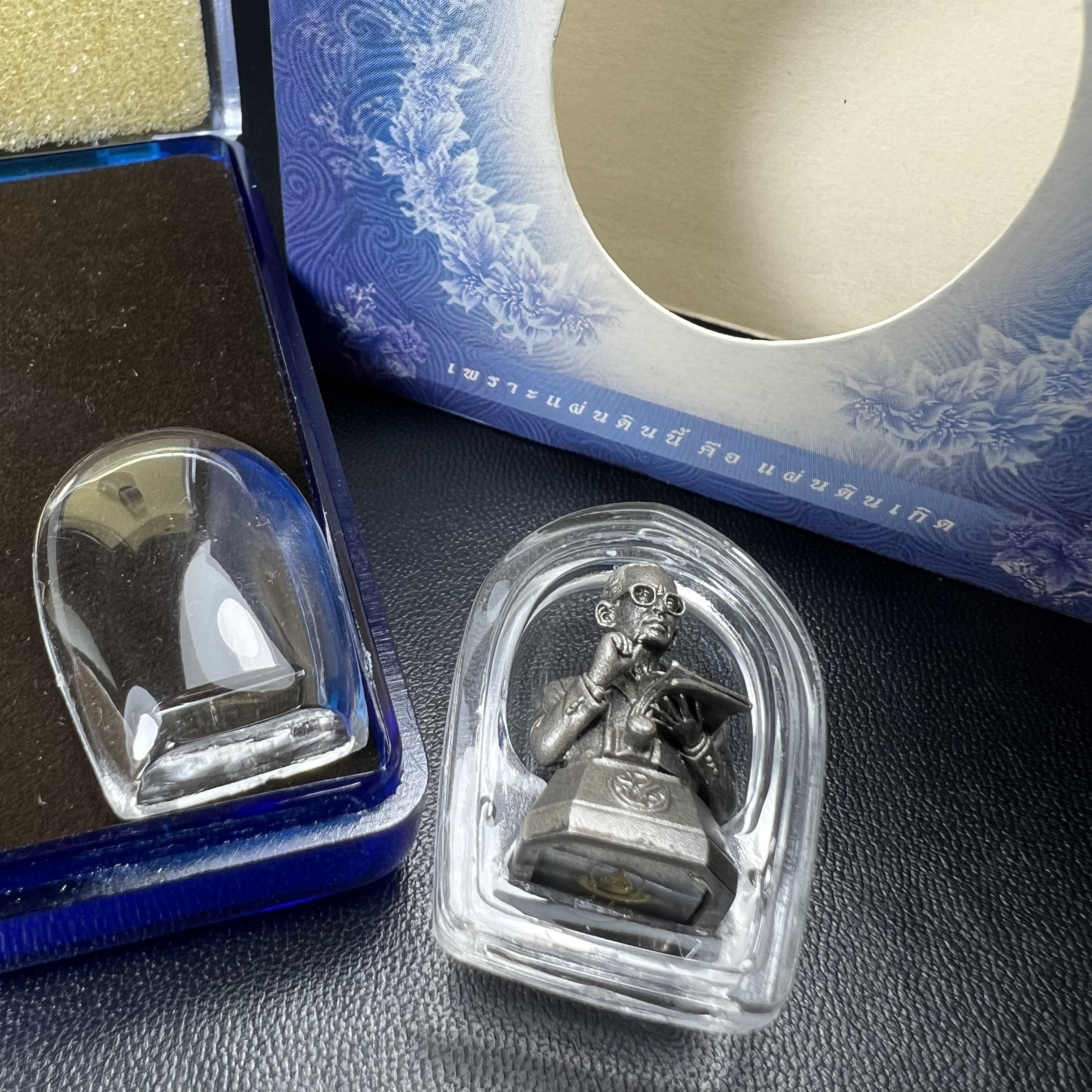 พระบรมรูปพระบาทสมเด็จพระเจ้าอยู่หัวรัชกาลที่ 9(ทรงงาน) ภปร. รุ่นเพราะแผ่นดินนี้คือแผ่นดินเกิด ปี 2551 ขนาดสูง 1 นิ้ว เนื้อบรอนซ์ชุบเงินรมดำ(ด้านหน้า ฐานพระบรมรูปฯ ประดิษฐานอักษรพระปรมาภิไธย ภ.ป.ร.)นิยมหายาก