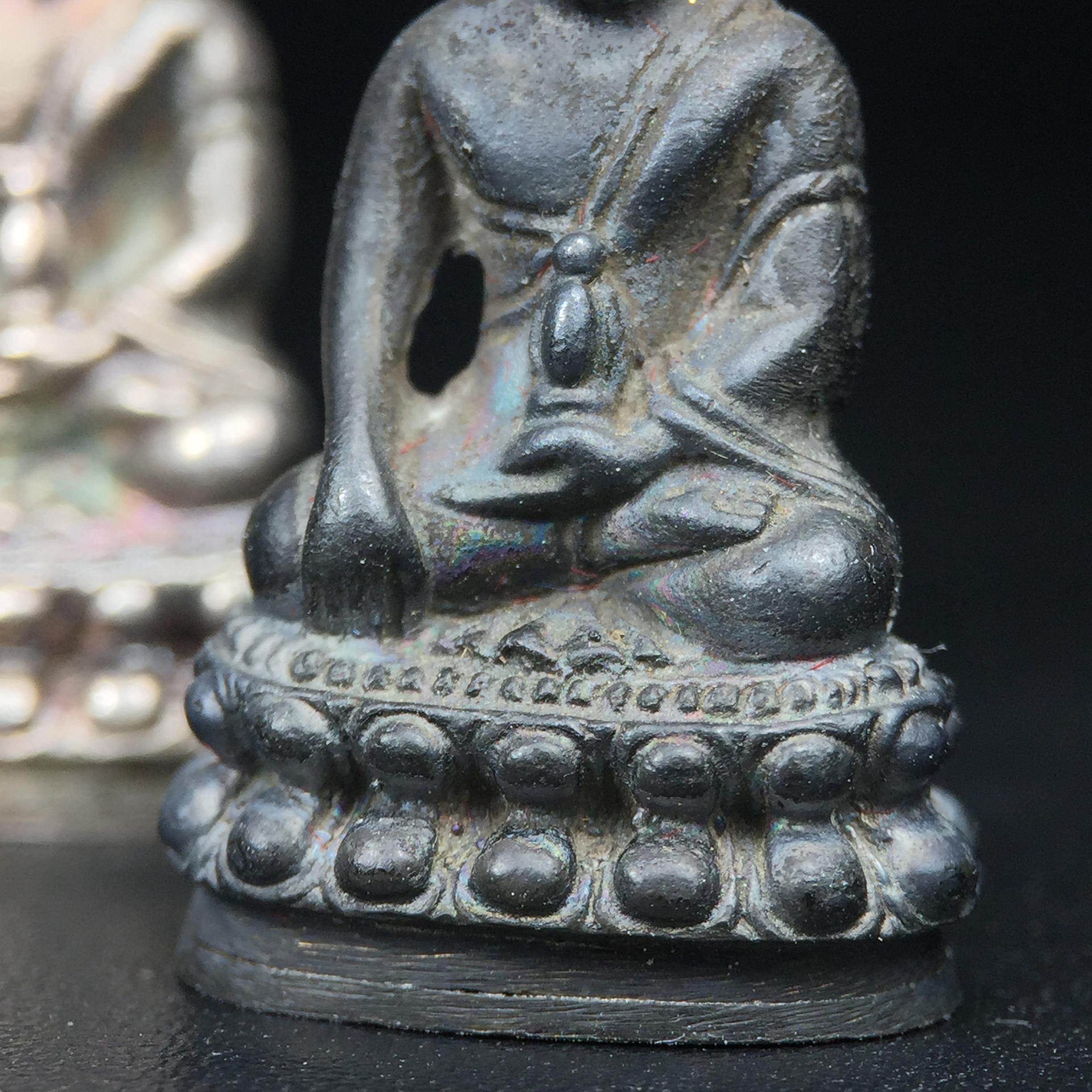 พระกริ่งศาสดา ภปร. วัดบวรนิเวศวิหาร ปี 2532 จัดสร้างในโอกาสสองทศวรรษรามาธิบดี เพื่อศูนย์การแพทย์สิริกิติ์ เนื้อเงิน+เนื้อนวโลหะ(1ชุดรวม 2 องค์) (พิธีใหญ่ มวลสารมงคล สวยงามเข้มขลัง)สมเด็จพระญาณสังวร สมเด็จพระสังฆราชฯเสด็จเททอง