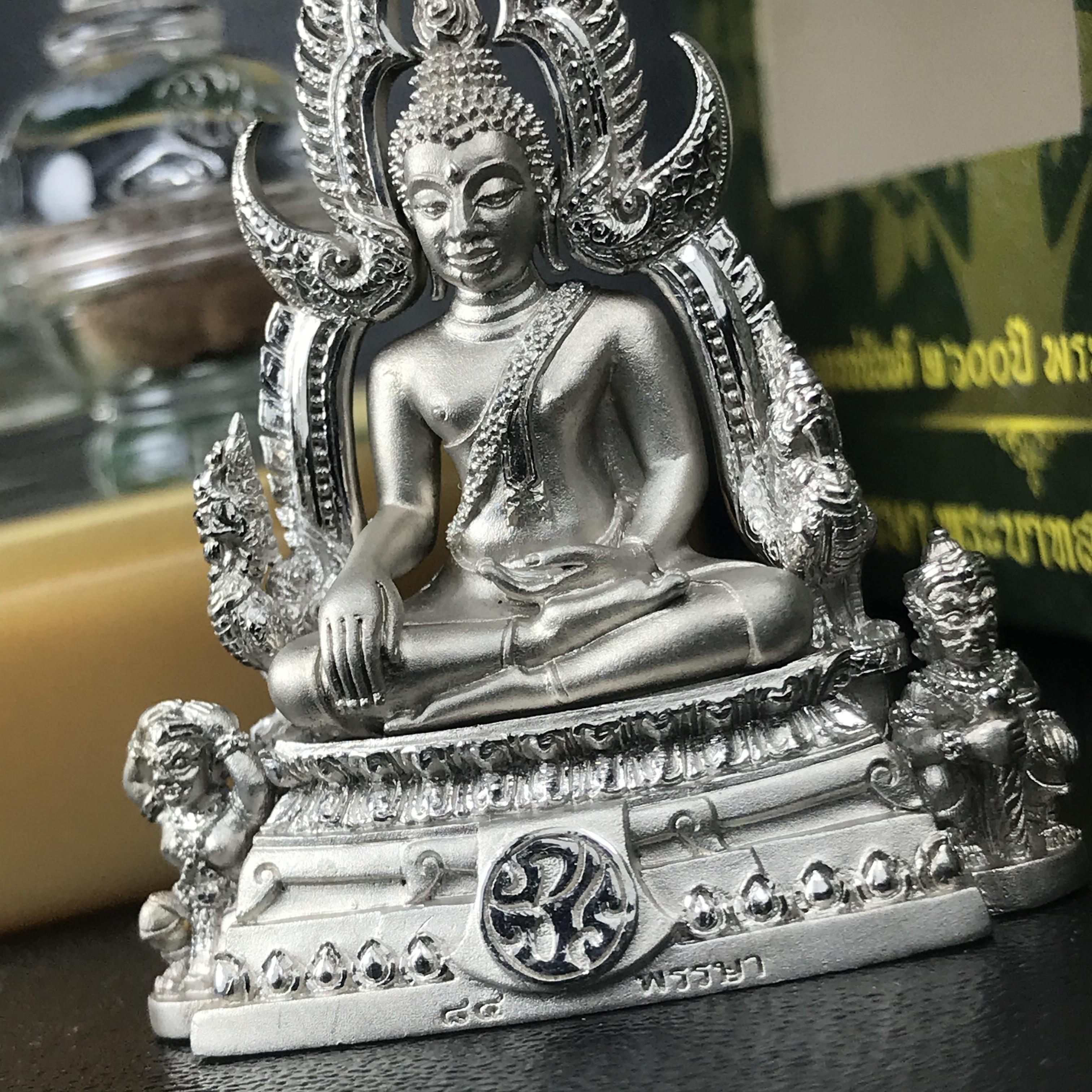 พระพุทธชินราช(จำลอง) ภปร 84 พรรษา เนื้อเงินชุบทองคำขาว พิมพ์ใหญ่ขนาดหน้าตัก 3/4 นิ้ว(1ใน3000องค์) )(พระราชทานมวลสาร จิตรลดาและเส้นพระเจ้า(เส้นผม))