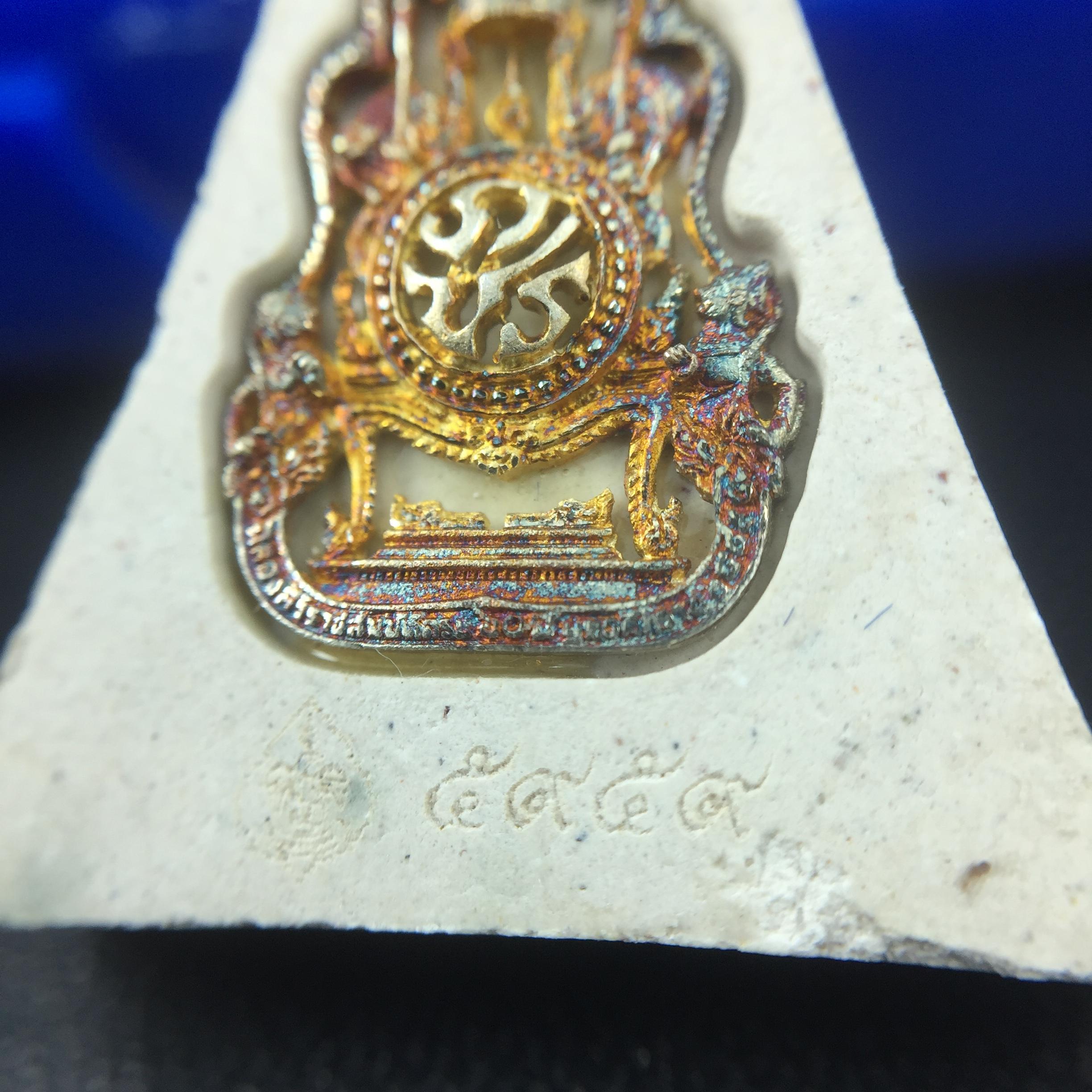 พระแก้วมรกต(จำลอง)ทรงเครื่องฤดูร้อน พระผงบูชา ด้านหน้าปิดทอง ด้านหลังตราสัญลักษณ์ฉลองสิริราชสมบัติครบ 60ปี เนื้อเงินขึ้นสีรุ้งธรรมชาติสร้างสรรค์งดงาม(รุ่นนี้ได้พระราชทานเส้นพระเจ้า(เส้นผม)รัชกาลที่9ในการจัดสร้าง)