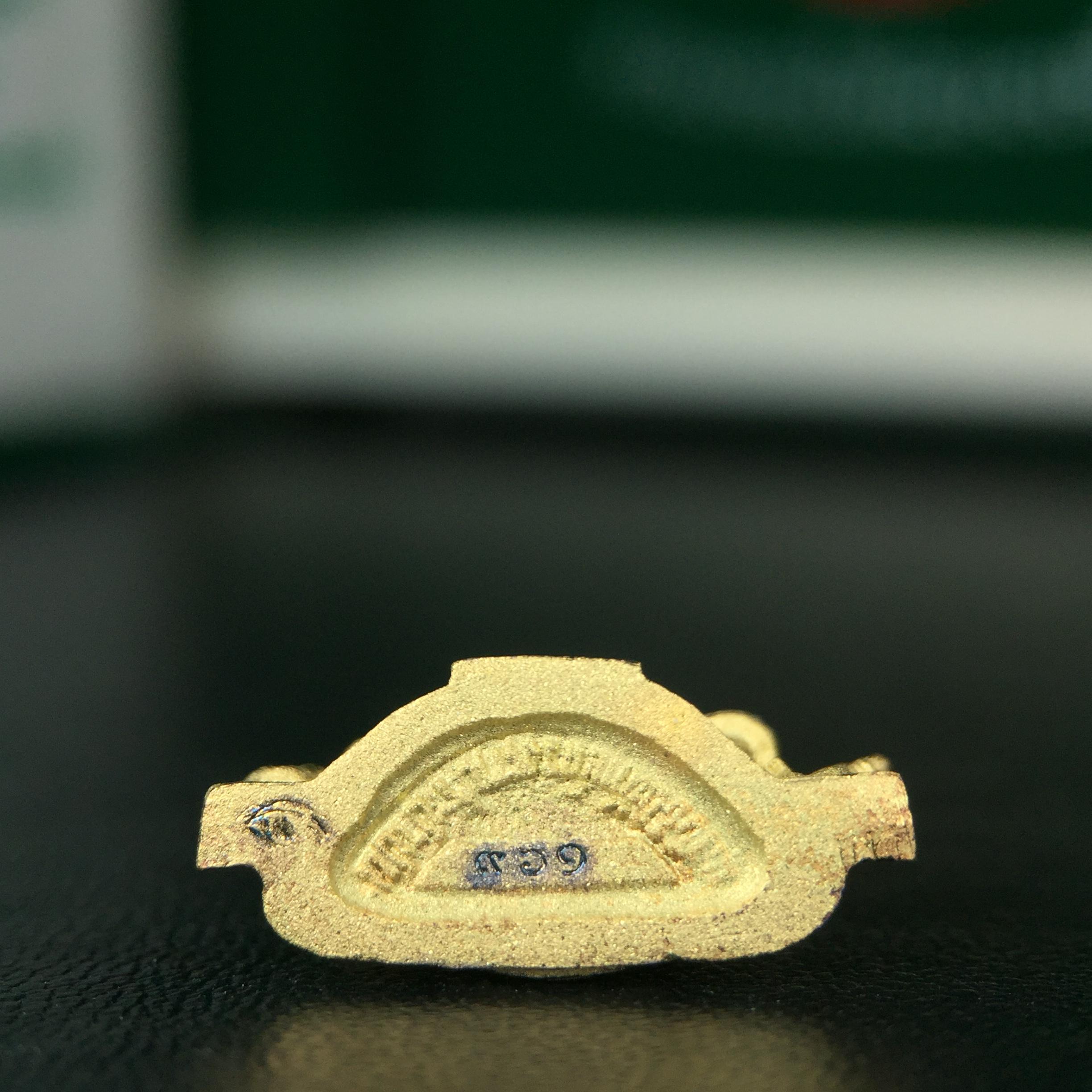 พระพุทธชินราช ภปร. ในวโรกาสพระราชพิธีมหามงคล เฉลิมพระชนมายุ6รอบ 5ธันวาคม2542 มูลนิธิพิทักษ์ดวงตาประชาชน จัดสร้าง เนื้อเงินบริสุทธิ์ 99.9% แบบชุบทองประกายเพชร 3 ไมครอน พิมพ์กลาง ขนาดสูง 2.4 ซม. พร้อมกล่องบรรจุเดิม