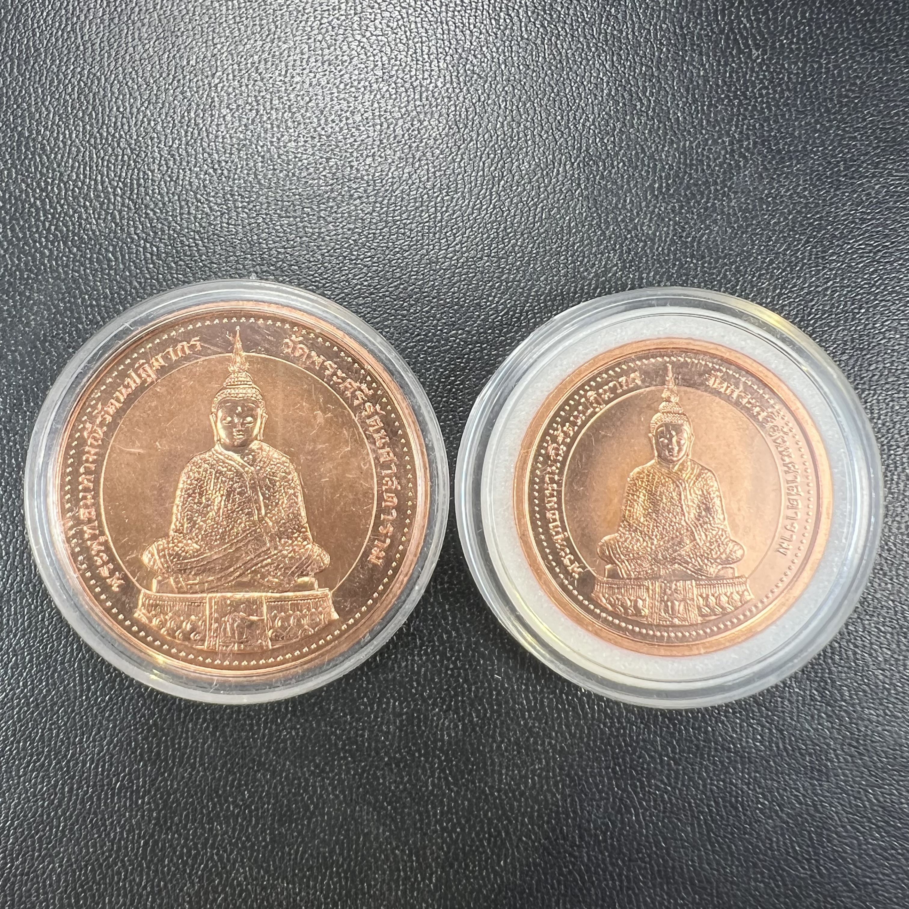 เหรียญพระแก้วมรกต ทรงเครื่องฤดูหนาว หลัง สธ.รุ่นเฉลิมพระเกียรติ ออกโดยมูลนิธิวิทยาเขตสิรินธรราชวิทยาลัย ในพระบรมราชูปถัมภ์ วัดบวรนิเวศวิหาร ปี 2538 เนื้อทองแดงบริสุทธิ์ 99.50% ขัดเงาสามมิติ ขนาด 3.2 ซม.+ขนาด 2.7 ซม. (1ชุด รวม2 เหรียญ )ผลิตโดยโรงกษาปณ์ POB