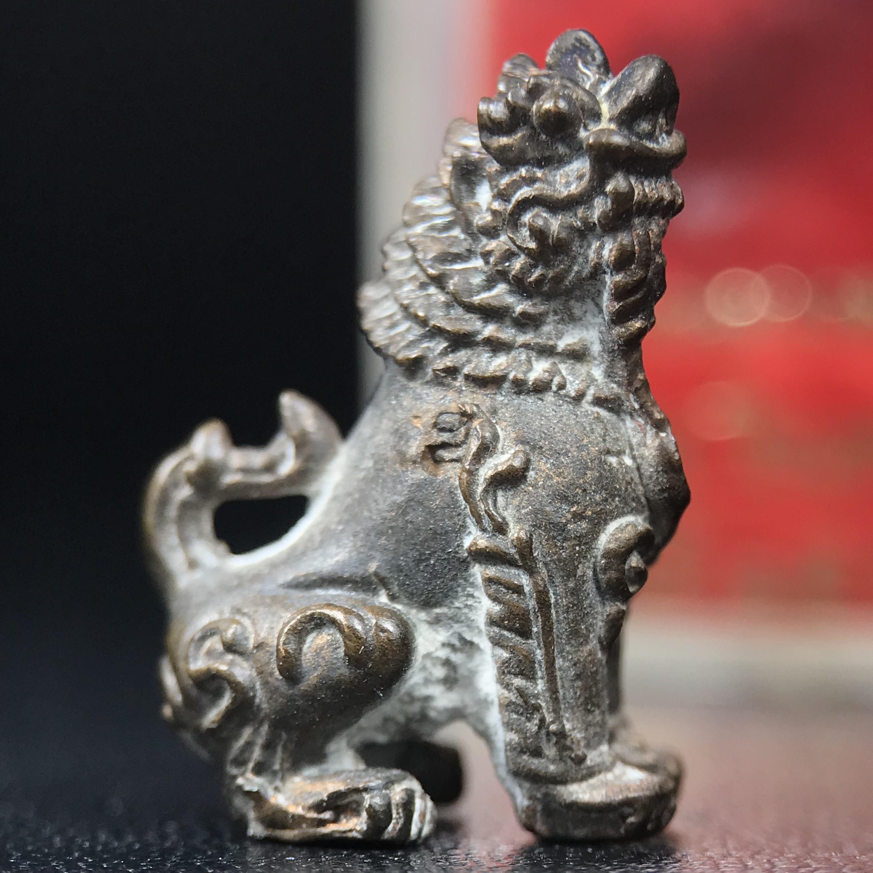 สิงห์เจ้าพ่อดำ วัดบุพพาราม จ.เชียงใหม่ ปี 2518 เนื้อนวโลหะ(ตอก 2 โค๊ต)หายาก(สภาพผิวเดิมสวยเดิมกล่องครบ) สิงห์รุ่นนี้มีพิธีดีมีเกจิอาจารย์ที่ร่วมปลุกเสกมากมาย****เครื่องราง ที่พระบาทสมเด็จพระเจ้าอยุ่รัชกาลที่ ๙ ทรงเสด็จฯประกอบพิธีด้วยพระองค์เอง