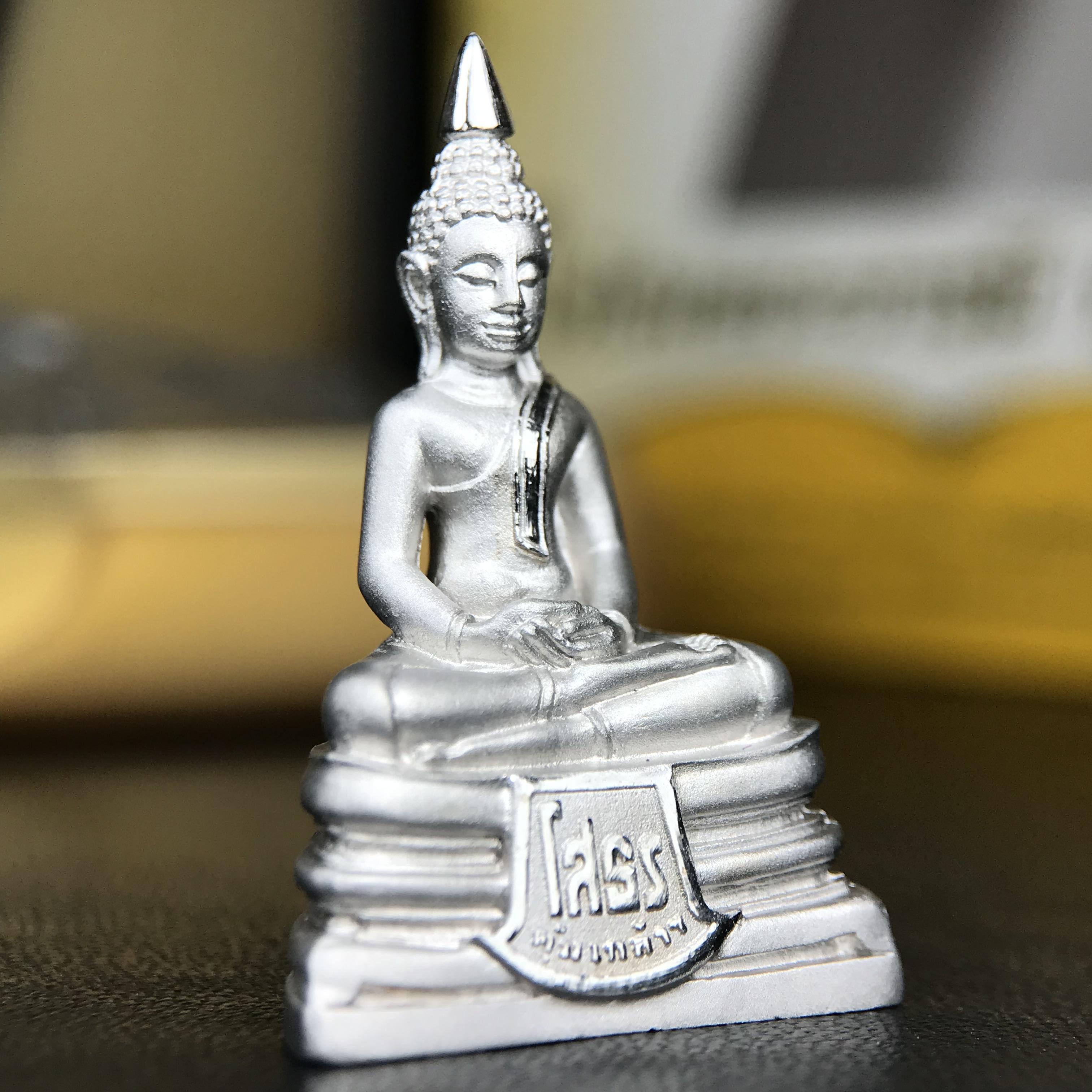 พระพุทธโสธร คุ้มเกล้าฯ ภปร.(ใต้ร่มพระบารมี คุ้มเกล้า) 60ปี รพ.ภูมิพลฯ พ.ศ.2552 เนื้อเงิน ชุบทองคำขาว(ลอยองค์พิมพ์ ใหญ่ ขนาด 30*20 มม.) 1 ใน 5000 องค์ หายาก