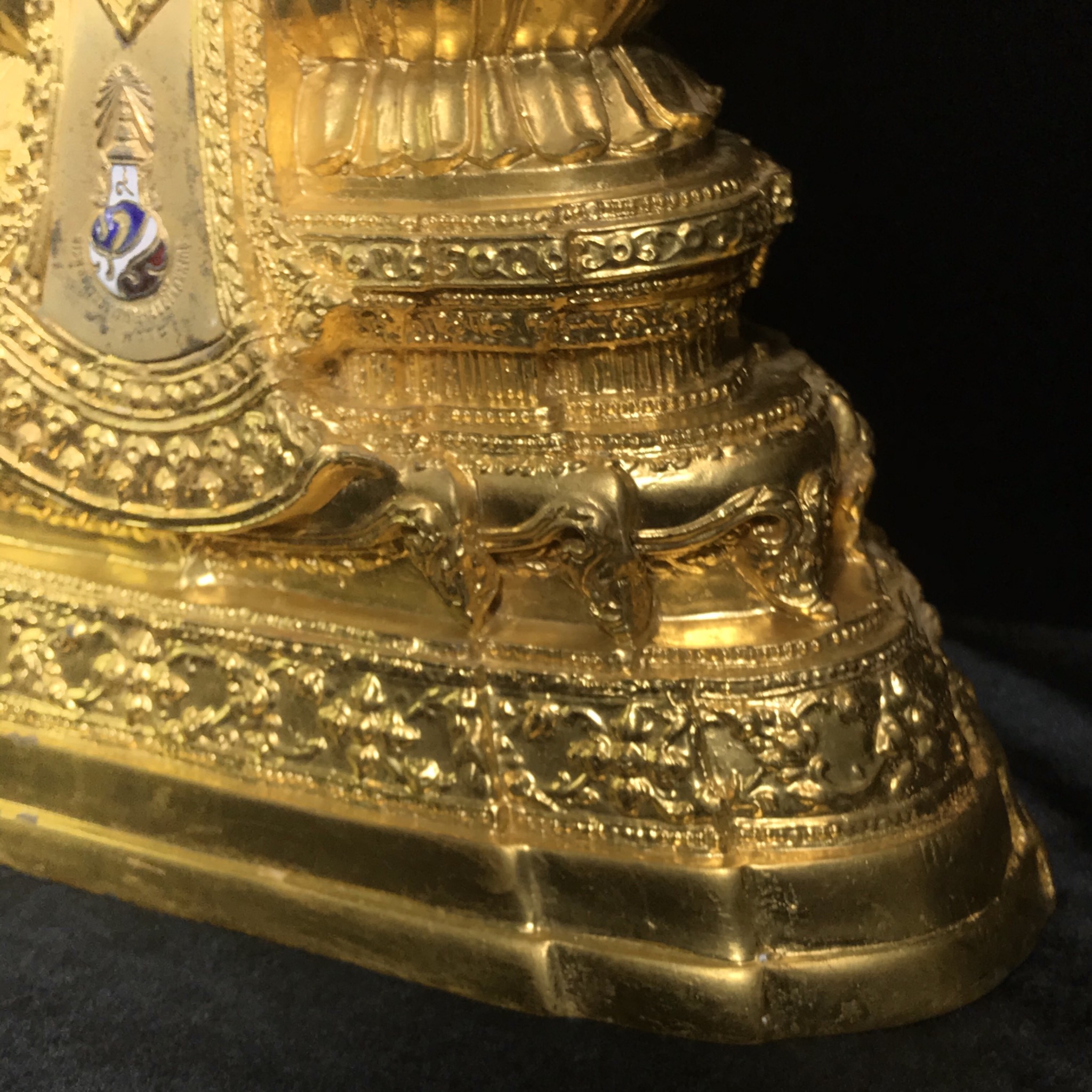 พระพุทธนวมมหาราชายุจฉับปริวัตนมงคล ภปร. พระบาทสมเด็จพระเจ้าอยู่ห้วรัชกาลที่9 เนื่องในวโรกาสเฉลิมพระชนมพรรษา 6 รอบ ( 72 พรรษา )ปี 2542 โดยสำนักนายกรัฐมนตรี หน้าตัก 5นิ้ว(พิธีใหญ่ พุทธศิลป์สวย งดงาม)