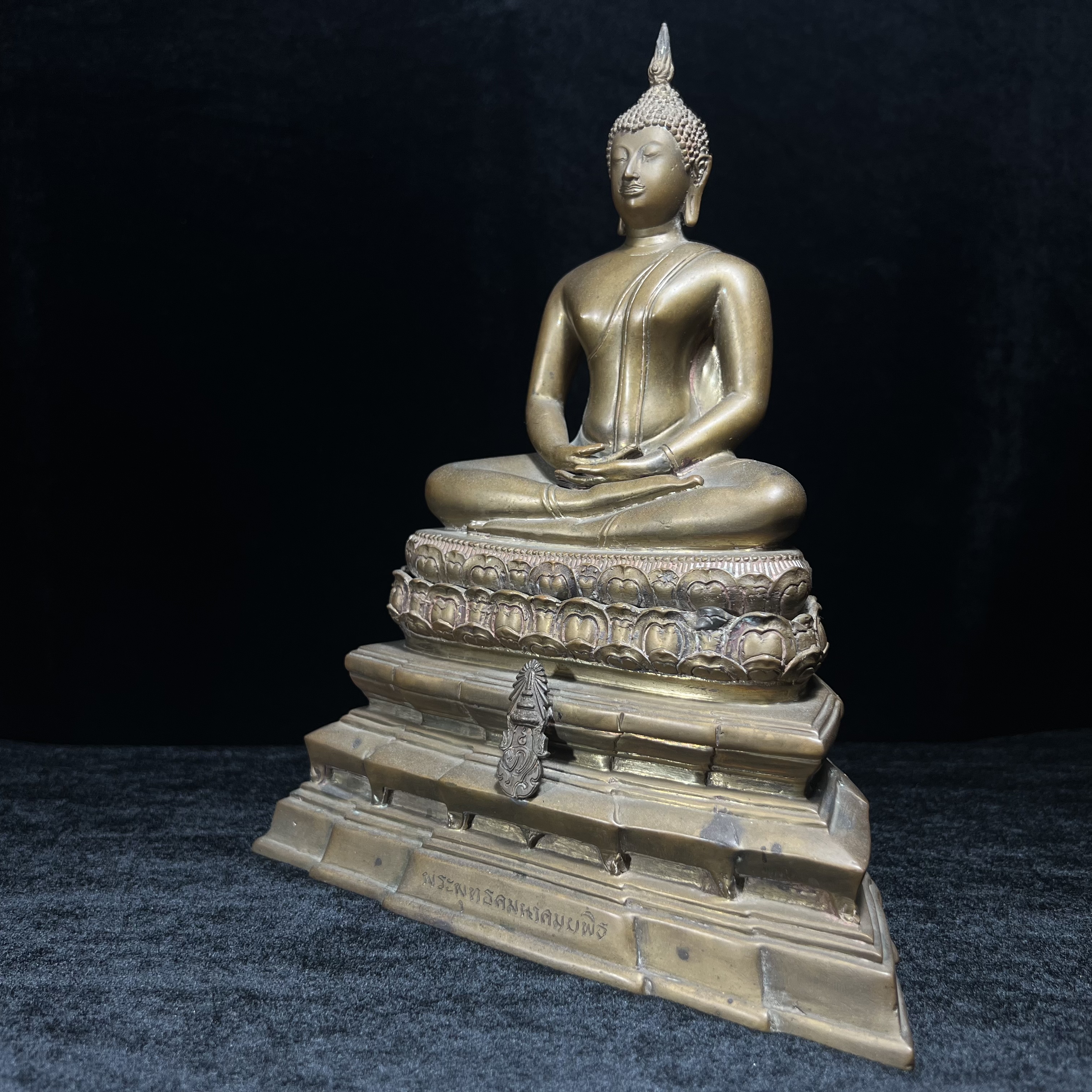 พระพุทธคมนาคมบพิธ (พระพุทธสิหิงค์จำลอง) ภปร. ครบรอบ 84 ปี กระทรวงคมนาคม พ.ศ.2539 หน้าตัก 5 นิ้ว เนื้อลำอู่แดง(หายาก)