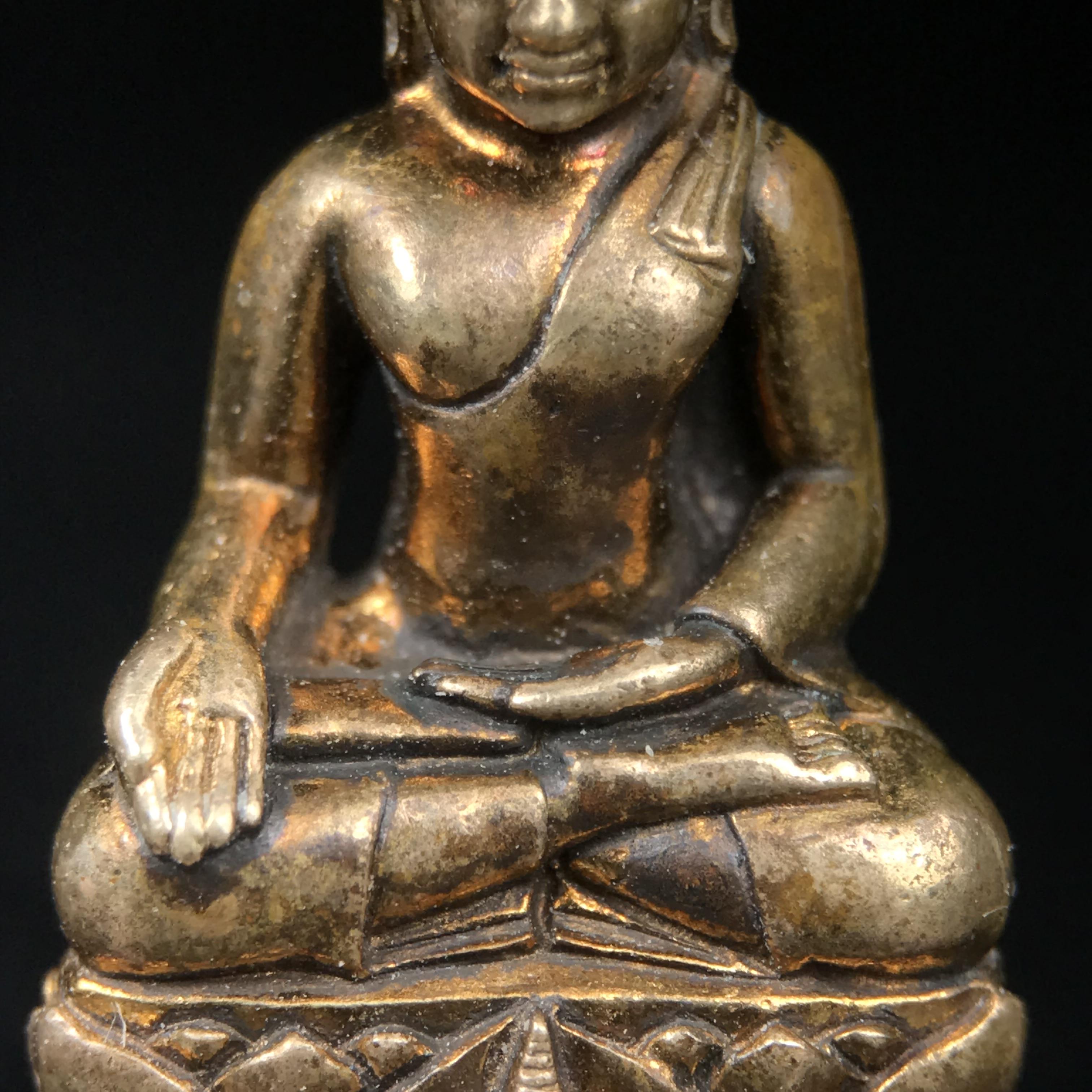 พระกริ่งไพรีพินาศ บรรจุเหล็กไหล ครั้งแรกและครั้งเดียวในประวัติศาสตร์ เฉลิมพระเกียรติ พระบาทสมเด็จพระเจ้าอยู่หัวรัชกาลที่9 พระชนมพรรษา 6 รอบ ปี2542 เนื้อสัมฤทธิ์(บรรจุเหล็กไหล)ดีนอก-ดีใน พิธีใหญ่ มวลสารเด่น(พิเศษกรรมการ ตอก 2 โค๊ต หมายเลข ๒๒๑๘)หายาก