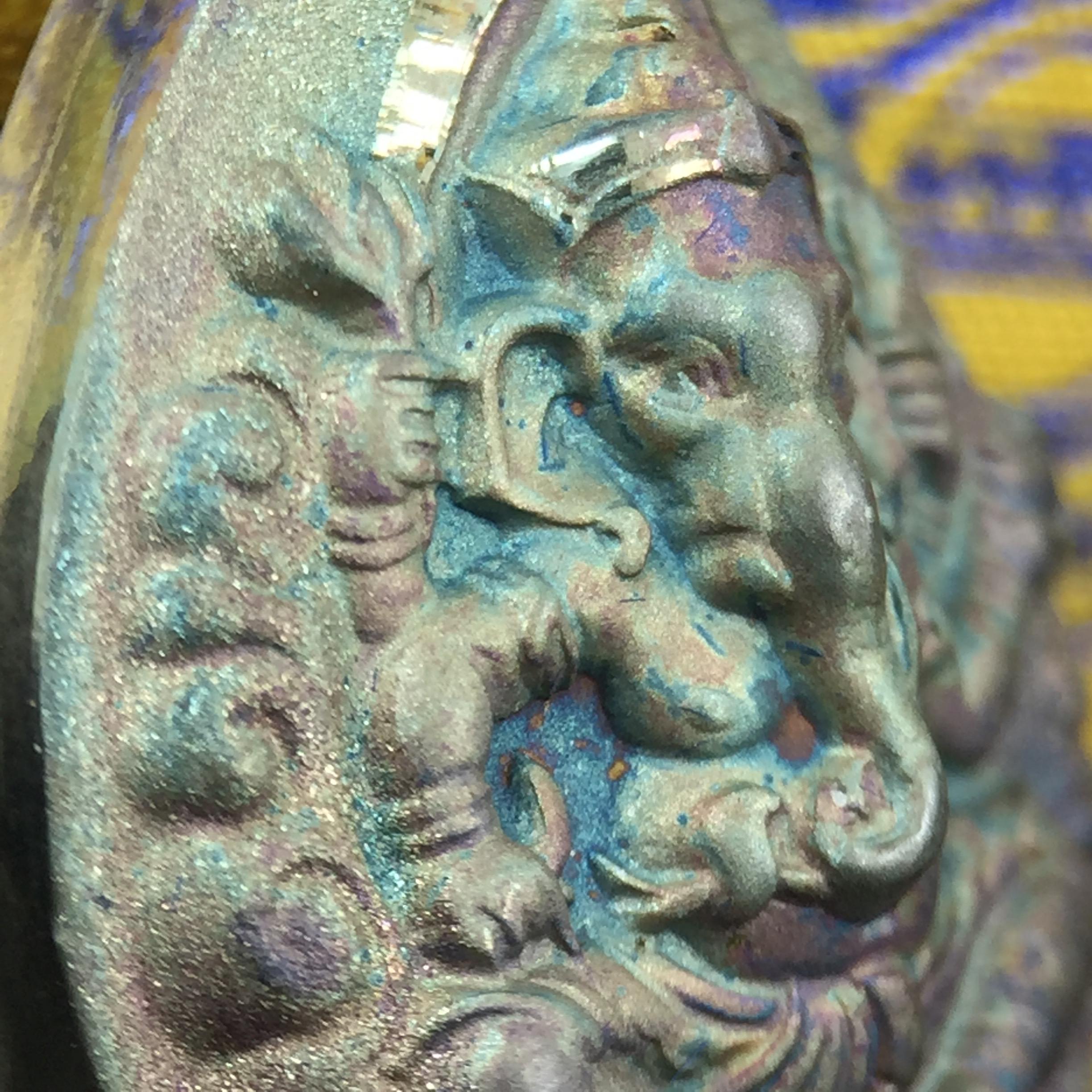 เหรียญพระพิฆเนศวร ญสส. ชุดกาญจนาภิเษกครองราชย์ 50 ปี พุทธศักราช 2538 พิมพ์ใหญ่(2.9 ซม.) เนื้อเงินผิวเดิมกลับดำขึ้นสีรุ้งเข้มขลังงดงามธรรมชาติสร้างสรรค์ สภาพสวยเดิมพร้อมกล่องบรรจุเดิม ตอกโค๊ดหมายเลขกำกับ(1ใน 5539องค์)