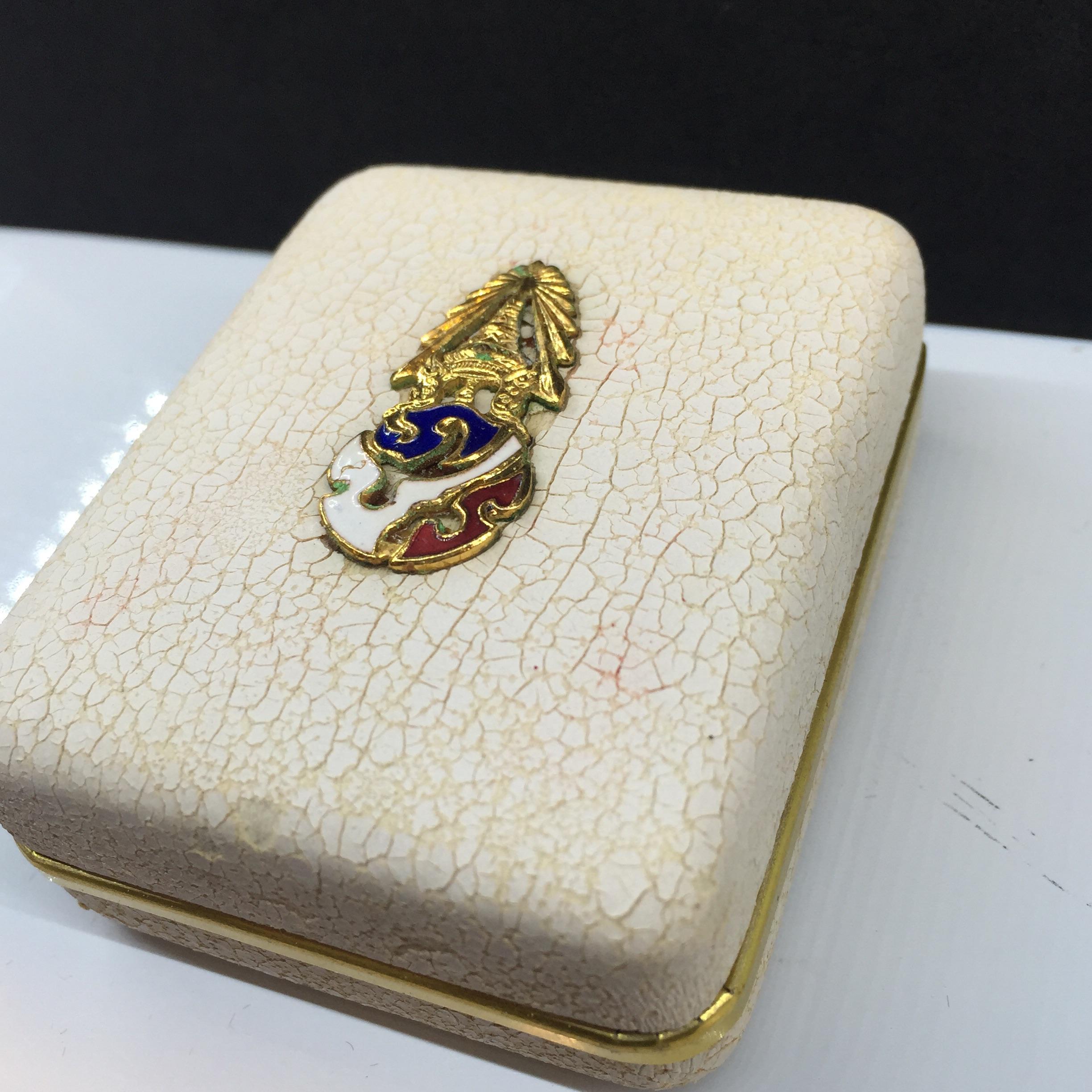 เหรียญที่ระลึก "คามิโอ" เนื้อเงินขัดเงาหน้าทองคำ เนื่องในมหามงคลวโรกาสที่พระบาทสมเด็จพระเจ้าอยู่หัว ครองราชย์ครบ 50 ปี พ.ศ. 2539