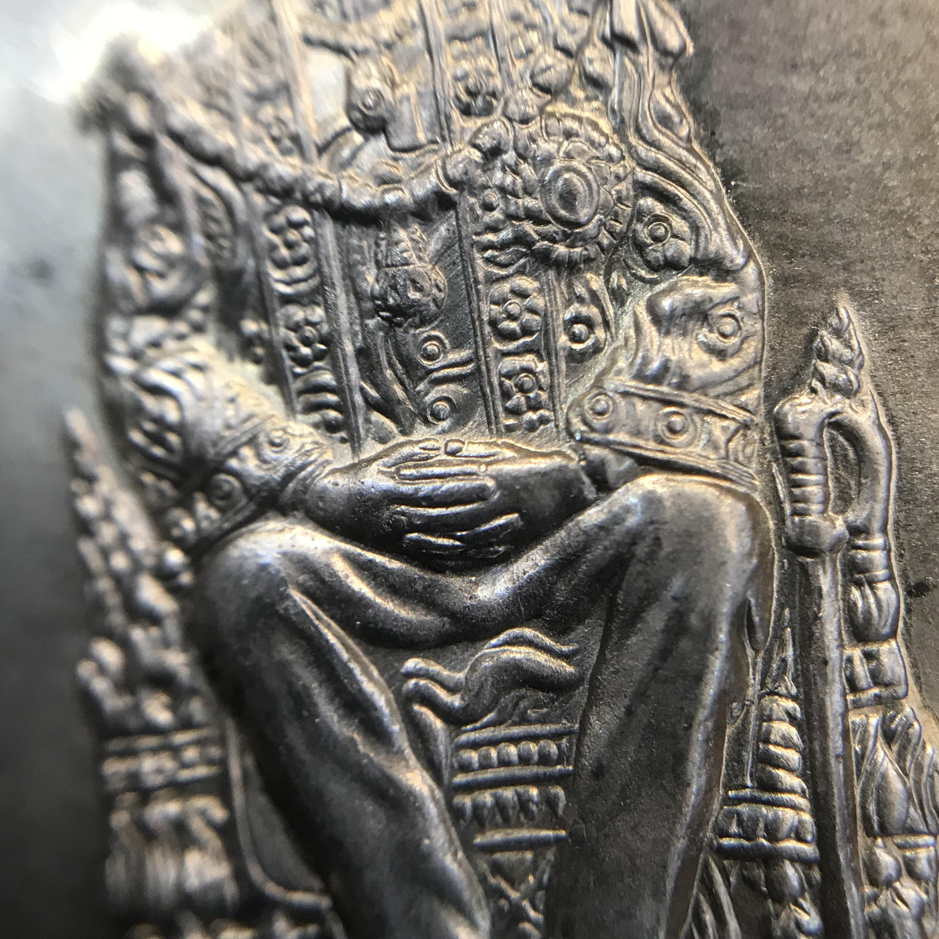 เหรียญพระบาทสมเด็จพระเจ้าอยู่หัว รัชกาลที่9 ประทับนั่งบัลลังก์ กระทรวงมหาดไทยจัดสร้าง ปี2539 เนื้ออัลปาก้า(บล็อกนิยม)สวยคมชัดผิวน้ำทอง