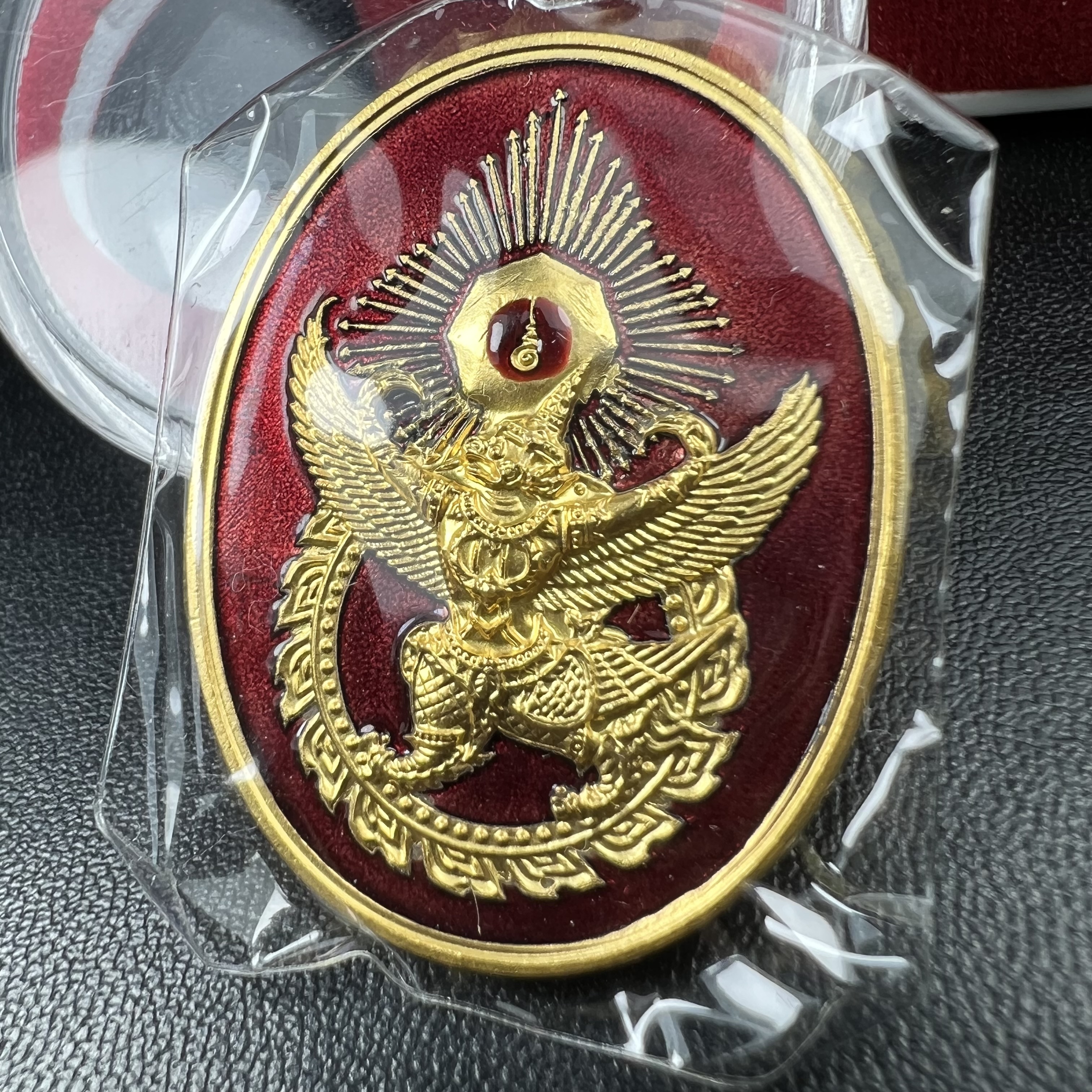 เหรียญครุฑดวงตรามหาเดช หลังยันต์มงกุฏพระเจ้า วัดตรีทศเทพวรวิหาร ปี2553 เนื้อกะไหล่ทองลงยาแดง(สภาพสวยซีนซองเดิมกล่องบรรจุเดิม)ดวงตราแห่งชัยชนะ ความสำเร็จ เจริญรุ่งเรือง แก้อาถรรพ์ ต่างๆ