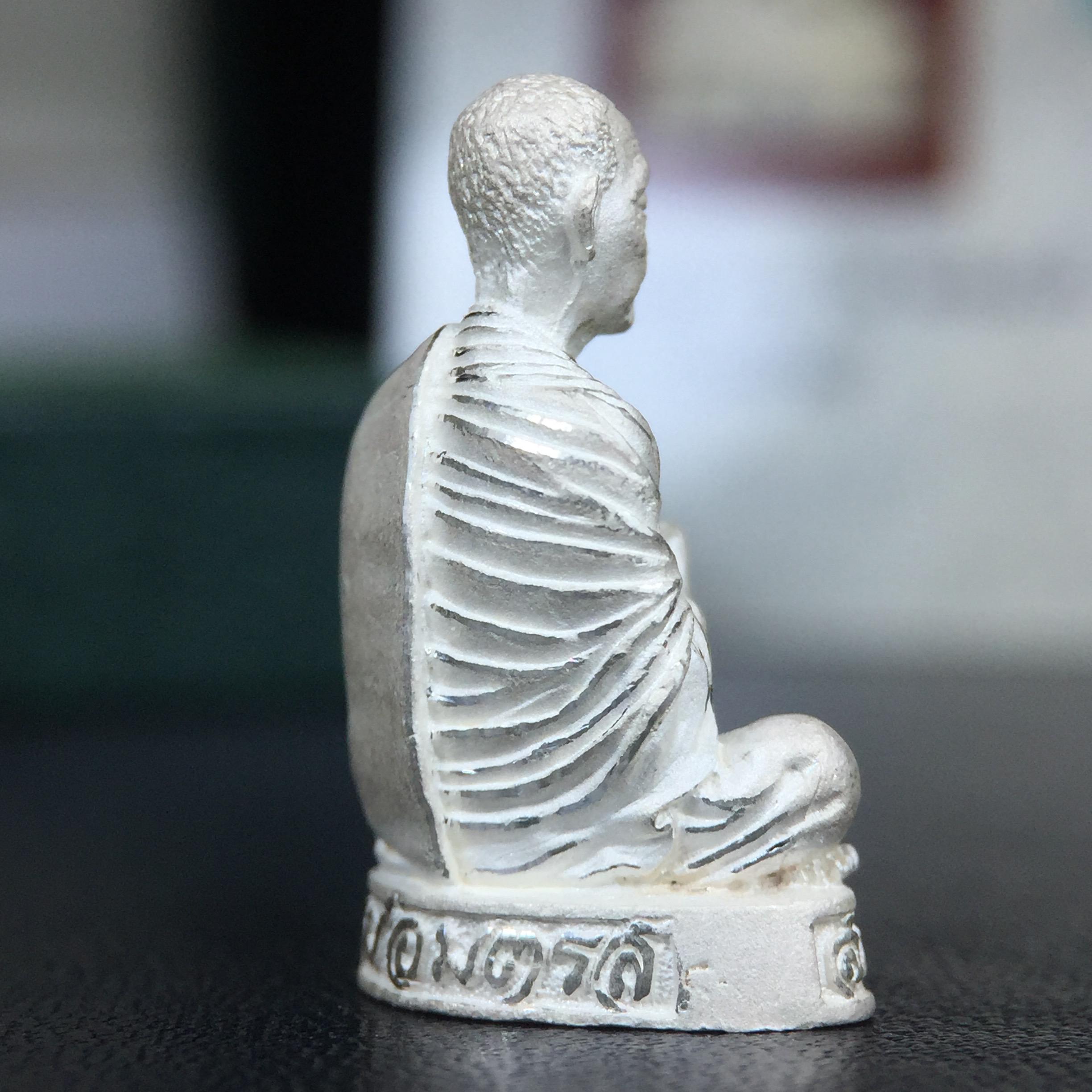 รูปเหมือนสมเด็จพระพุฒาจารย์ (โต พรหมรังสี)วัดใหม่อมตรส บางขุนพรหม ปี2540 รุ่นกาญจนาภิเษก จัดสร้างในวโรกาสที่รัชกาลที่ 9 ทรงครองสิริราชสมบัติ ครบ 50ปี ลอยองค์พิมพ์ใหญ่ เนื้อเงินบริสุทธิ์ 99.9% แบบทรายนวลขัดเงาบางส่วน พร้อมกล่องใบรับรองเดิมครบ