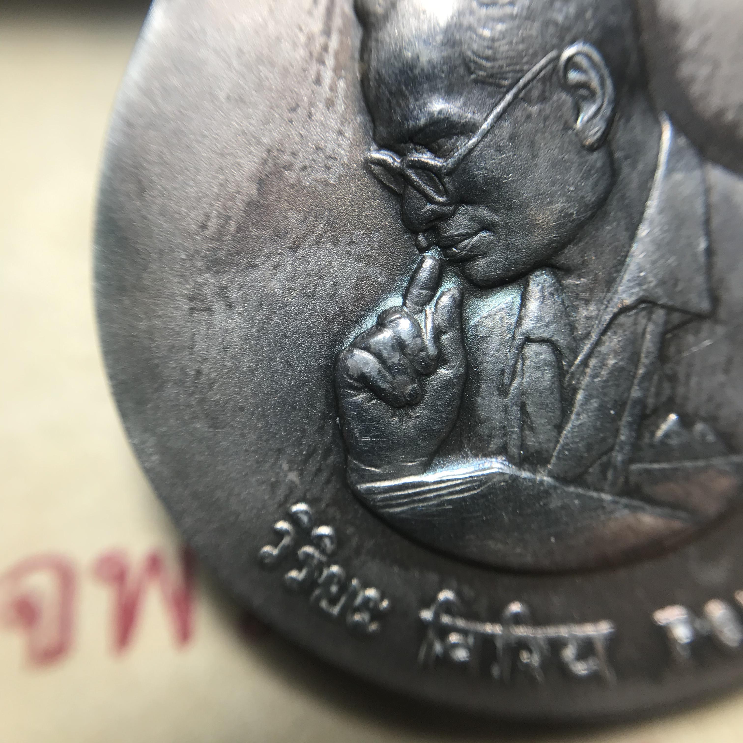 เหรียญพระมหาชนก ปี2539(รุ่นแรก) เนื้อเงิน พิมพ์ใหญ่บล็อกนิยม(ปอ ขาด) ผิวเดิมสีรุ้งธรรมชาติแบบนิยม พร้อมหนังสือสภาพสวยครบชุด(ในหลวงเสด็จเป็นประธานในพิธี)