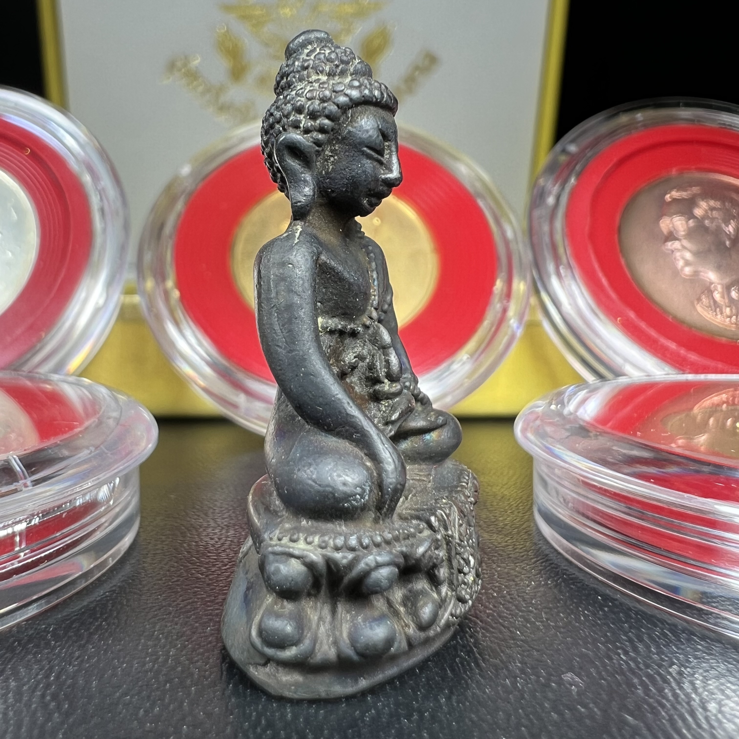 วัตถุมงคลคุ้มเกล้าฯ มหามงคลเฉลิมพระชนมพรรษา 6 รอบ รัชกาลที่ 9 ชุดพิเศษกรรมการ(สุดหายาก) (ในหลวงรัชกาลที่9 ทรงจุดไฟพระฤกษ์และเททอง พิธีใหญ่)ยอดนิยมหายาก