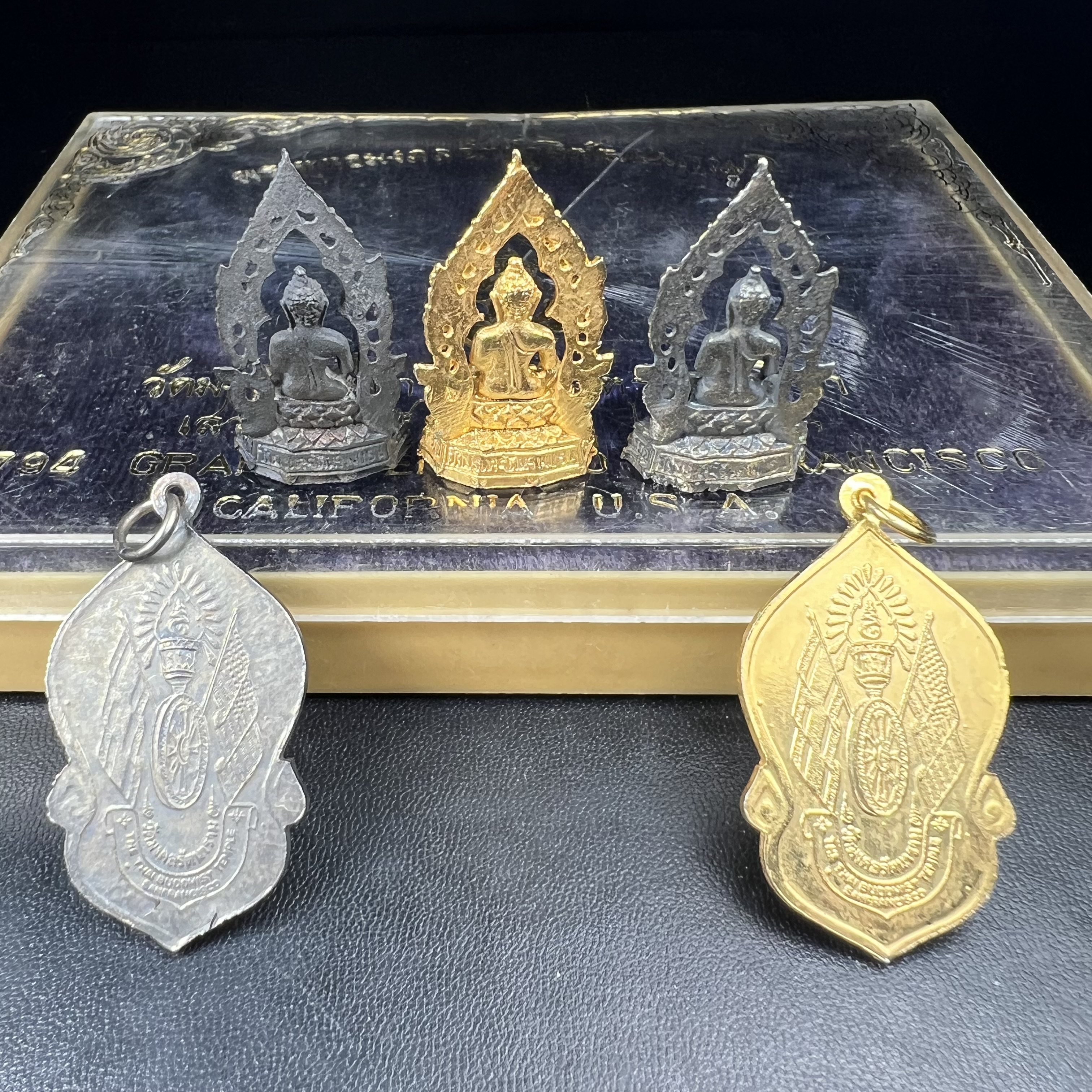 ชุดวัตถุมงคลพระพุทธมงคลรัตนภูมิพัฒนมหามุนี ภปร. วัดมงคลรัตนาราม วัดไทยในซานฟรานซิสโก สหรัฐอเมริกา ( Sanfrancisco USA.) ปี 2523(ชุดพิเศษกรรมการ 1 ชุด 5 รายการ)หายาก(พิธีใหญ่)หลวงปู่โต๊ะ วัดประดู่ฉิมพลี พร้อมเกจิอาจารย์ในยุคอีก ๑๐๘ รูปนั่งปรกอธิษฐานจิต