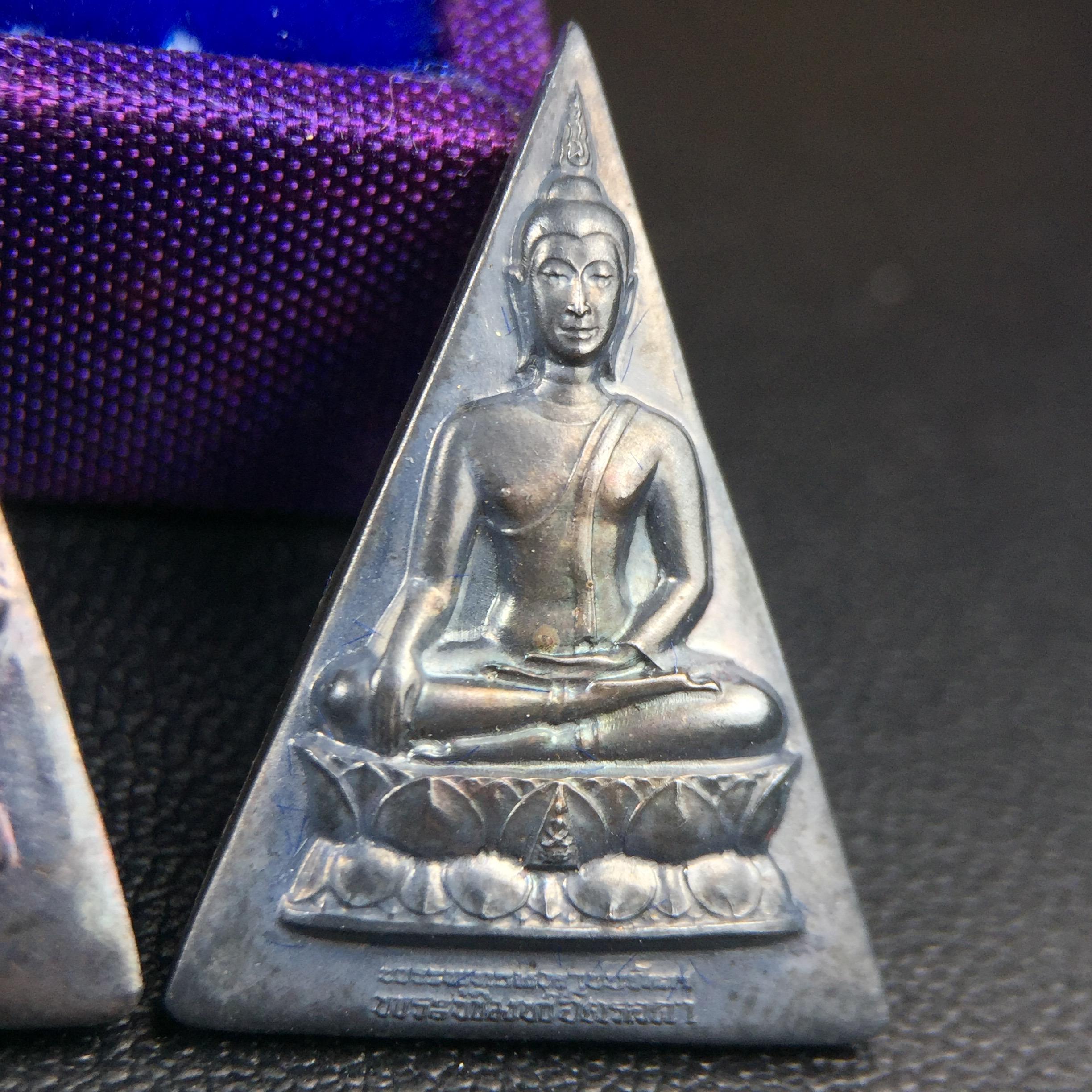 พระพุทธนวราชบพิตร พระพิมพ์จิตรลดา โครงการหลวง ปี2539 (พิมพ์ใหญ่+พิมพ์เล็ก) เนื้อเงินผิวเดิมขึ้นสีรุ่ง สวย แบบนิยมพร้อมกล่องบรรจุเดิม พิธีใหญ่ ปลุกเสกวัดพระแก้ว(1ชุด 2 องค์)