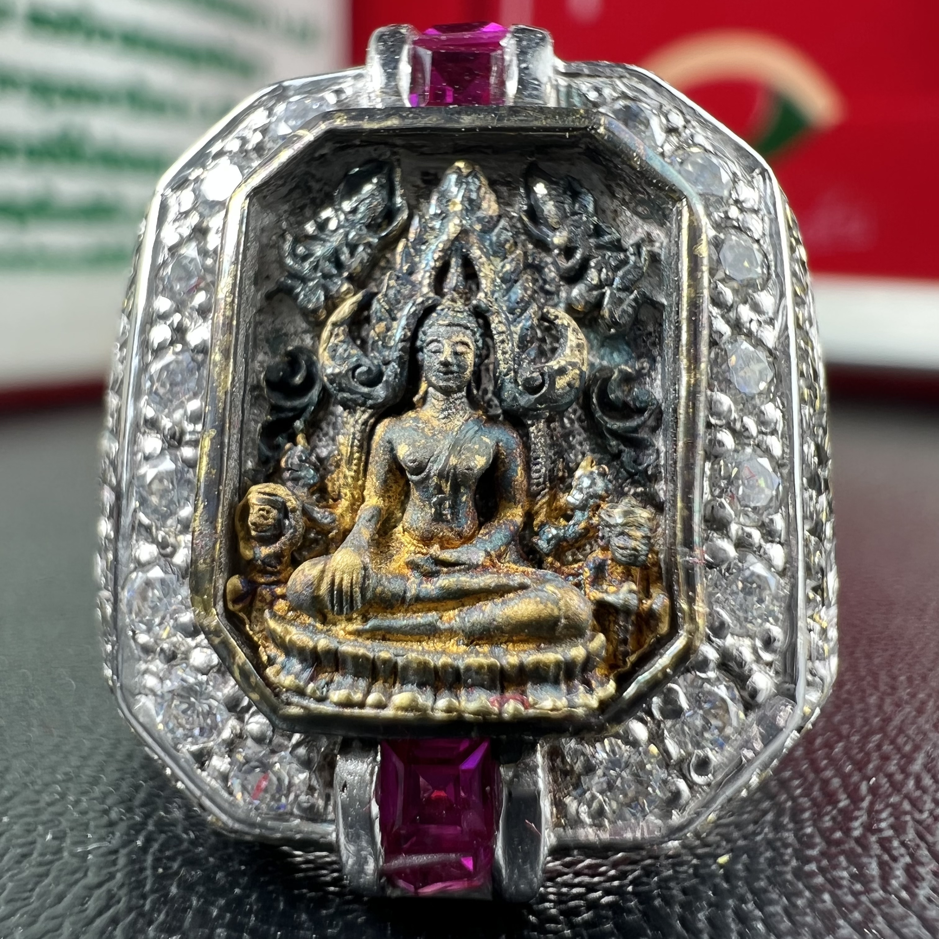 แหวนพระพุทธชินราช ภปร. ในวโรกาสเฉลิมพระชนมายุ6รอบ 5ธันวาคม2542 มูลนิธิพิทักษ์ดวงตาประชาชน จัดสร้าง แหวนเนื้อเงินเคลือบทองคำบริสุทธิ์ประดับเพชร CZ เกรดนอก ตอกโค๊ตและหมายเลข 504(ผลรวมได้ 9 เลขมหามงคลเจริญก้าวหน้าในทุกด้าน) พร้อมกล่องบรรจุเดิมครบ(หายาก)