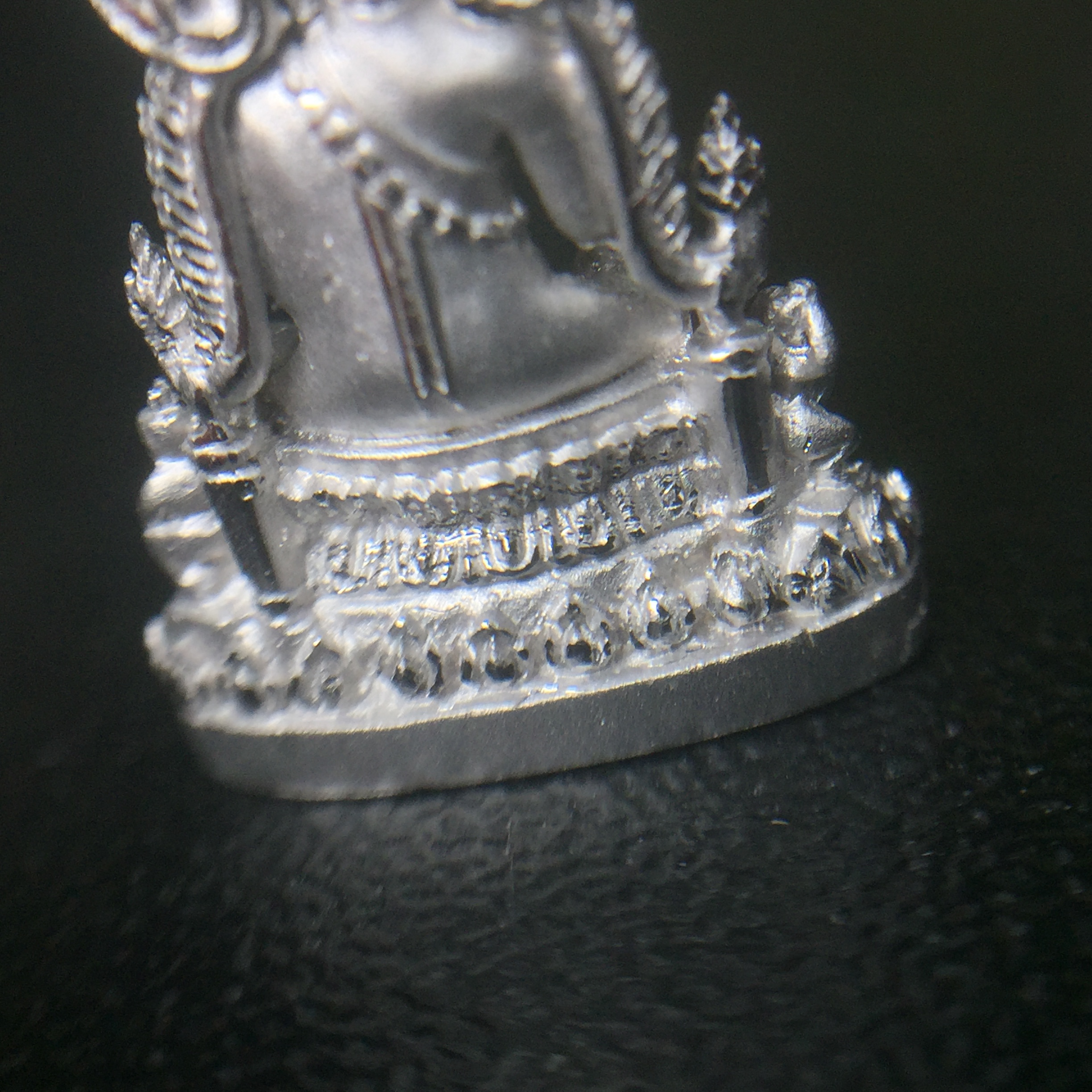 พระพุทธชินราช(จำลอง) ภปร. 84 พรรษา เนื้อเงินชุบทองคำขาว พิมพ์เล็กขนาดหน้าตัก 1/4 นิ้ว (สภาพสวยเดิม))(พระราชทานมวลสาร จิตรลดาและเส้นพระเจ้า(เส้นผม))