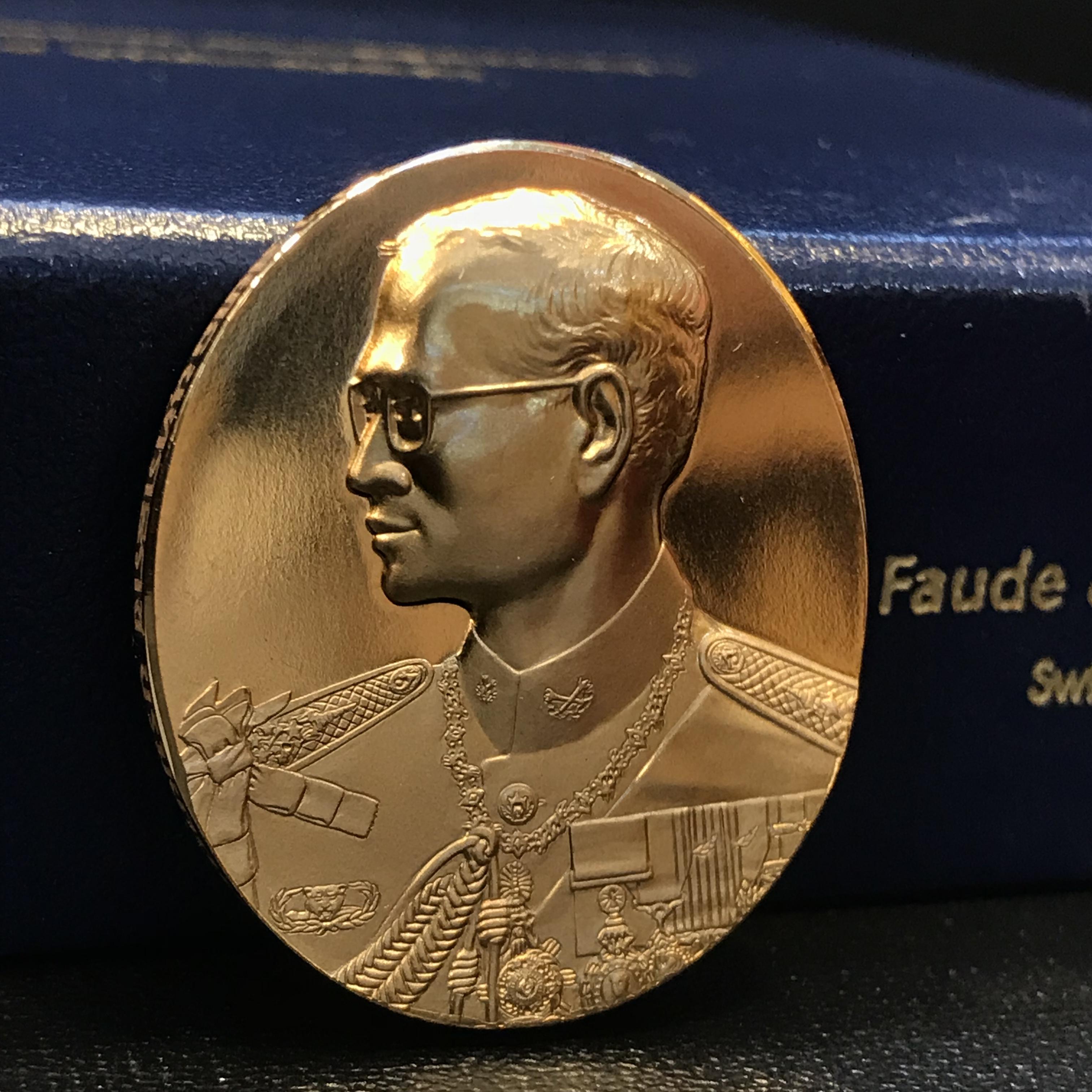 เหรียญรัชกาลที่9 ที่ระลึกสร้างพระมหาธาตุเจดีย์ภักดีประกาศ เนื้อบรอนซ์สวิส 15 กรัม(ขัดเงา)สภาพสวยมาก พร้อมกล่องเดิมๆ