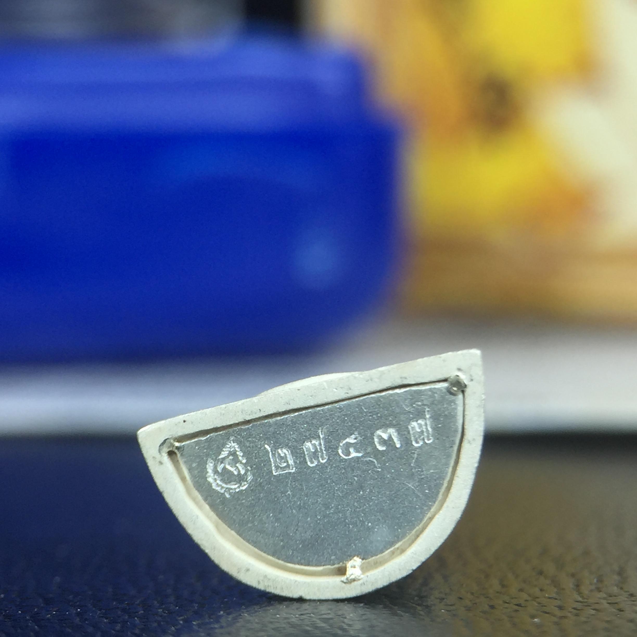 พระแก้วมรกต(จำลอง)ลอยองค์ ขนาดหน้าตัก 1/4 นิ้ว ทรงเครื่องฤดูร้อน เนื้อเงิน ตราสัญลักษณ์ฉลองสิริราชสมบัติครบ 60 ปี พ.ศ.2549(สภาพสวย ครบ สมบูรณ์)