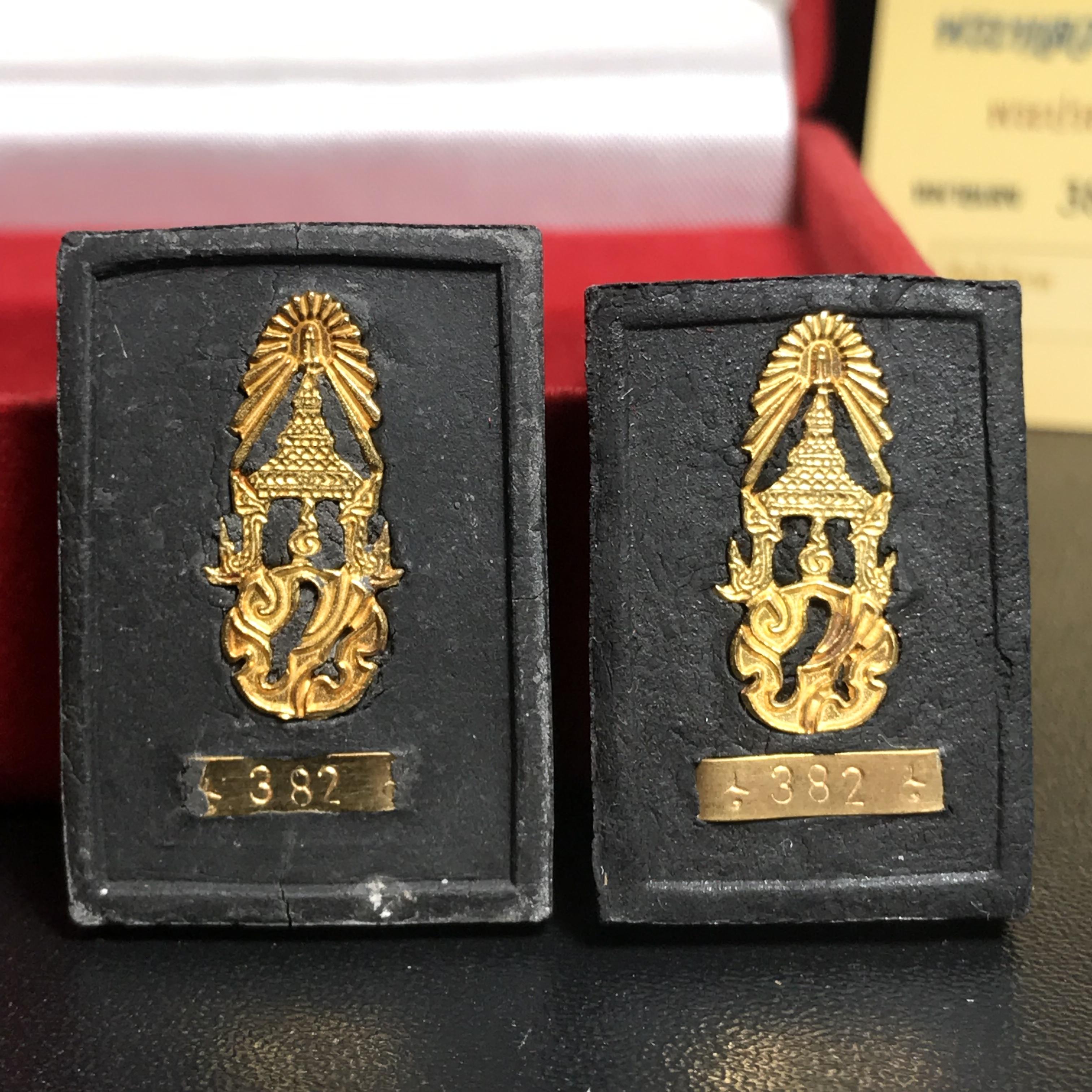 พระหลวงปู่ทวด ภปร. ปี 2547 พิมพ์สี่เหลี่ยมใหญ่-เล็ก(2องค์)เนื้อว่านดำหลัง ภปร. ทองคำ(หายาก1ใน999ชุด)