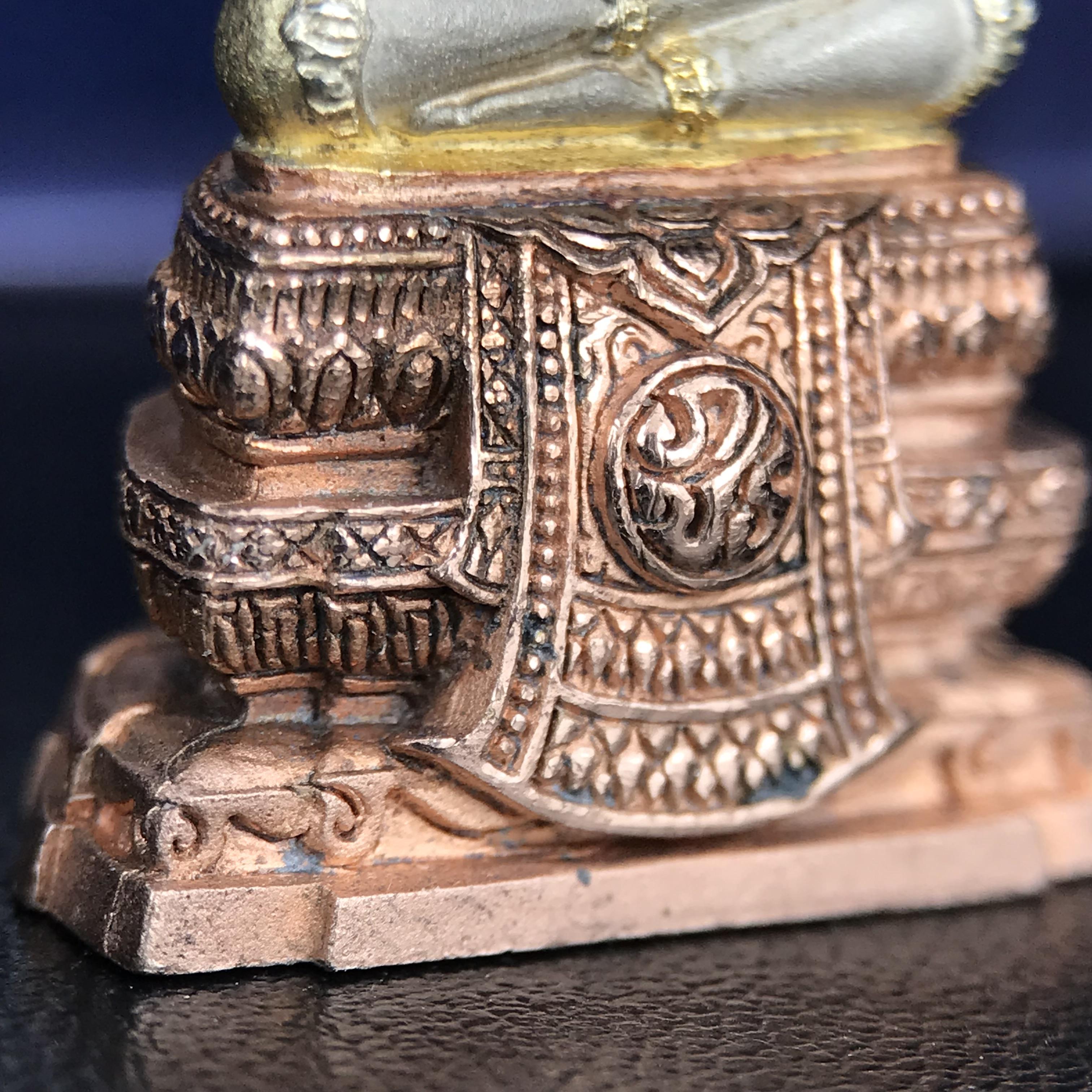 พระแก้วมรกต ภปร. ปี 2547 จัดสร้างโดยโรงพยาบาลภูมิพลอดุลยเดช เนื้อเงิน(3 กษัตริย์) ลอยองค์ หน้าตัก 1/2 นิ้ว สูง 3.7 ซม.พิธีมหามังคาภิเษก ณ พระอุโบสถวัดพระศรีรัตนศาสดาราม(วัดพระแก้ว) งดงามทรงคุณค่าอีกหนึ่งรุ่นยอดนิยม หายาก(องค์หมายเลข ๑๔๑๔)