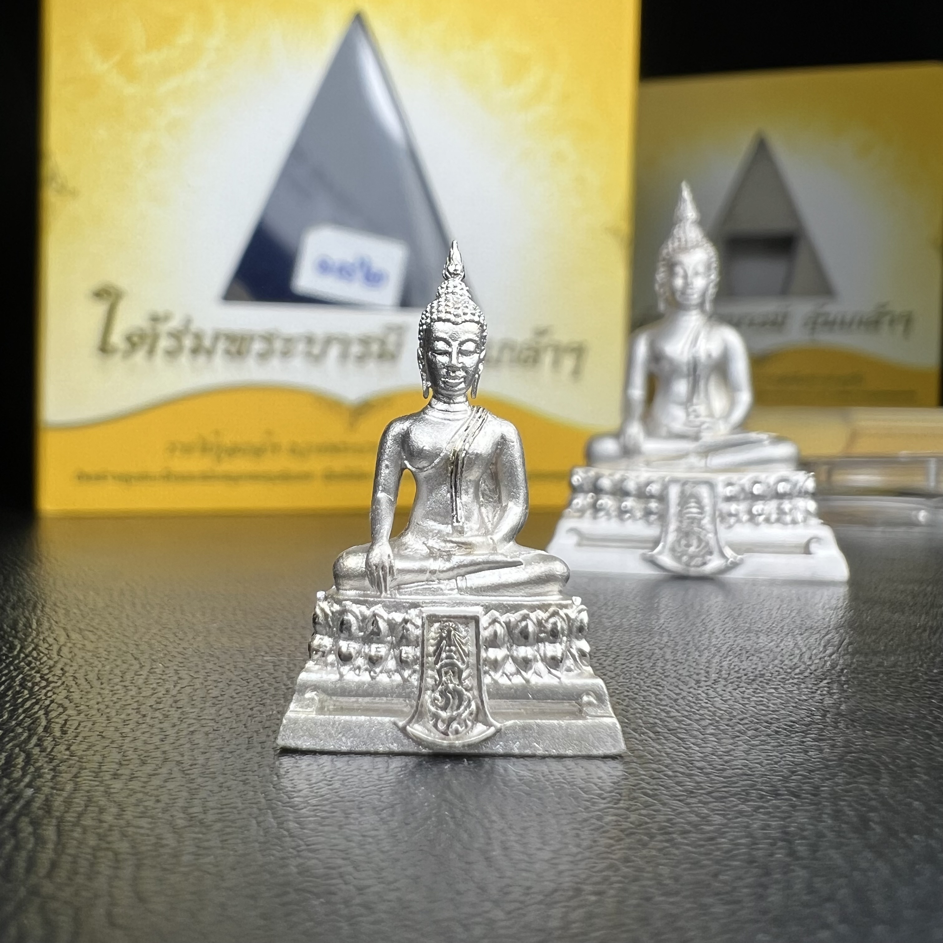 พระพุทธรูปคุ้มเกล้าฯ ภปร.(ใต้ร่มพระบารมี คุ้มเกล้า) 60ปี รพ.ภูมิพลฯ พ.ศ.2552 เนื้อเงิน ชุบทองคำขาว(ลอยองค์พิมพ์ ใหญ่+เล็ก)(1ชุด 2 พิมพ์ ครบทุกแบบที่จัดสร้าง)1 ใน 5000 ชุด ครบชุดหายาก