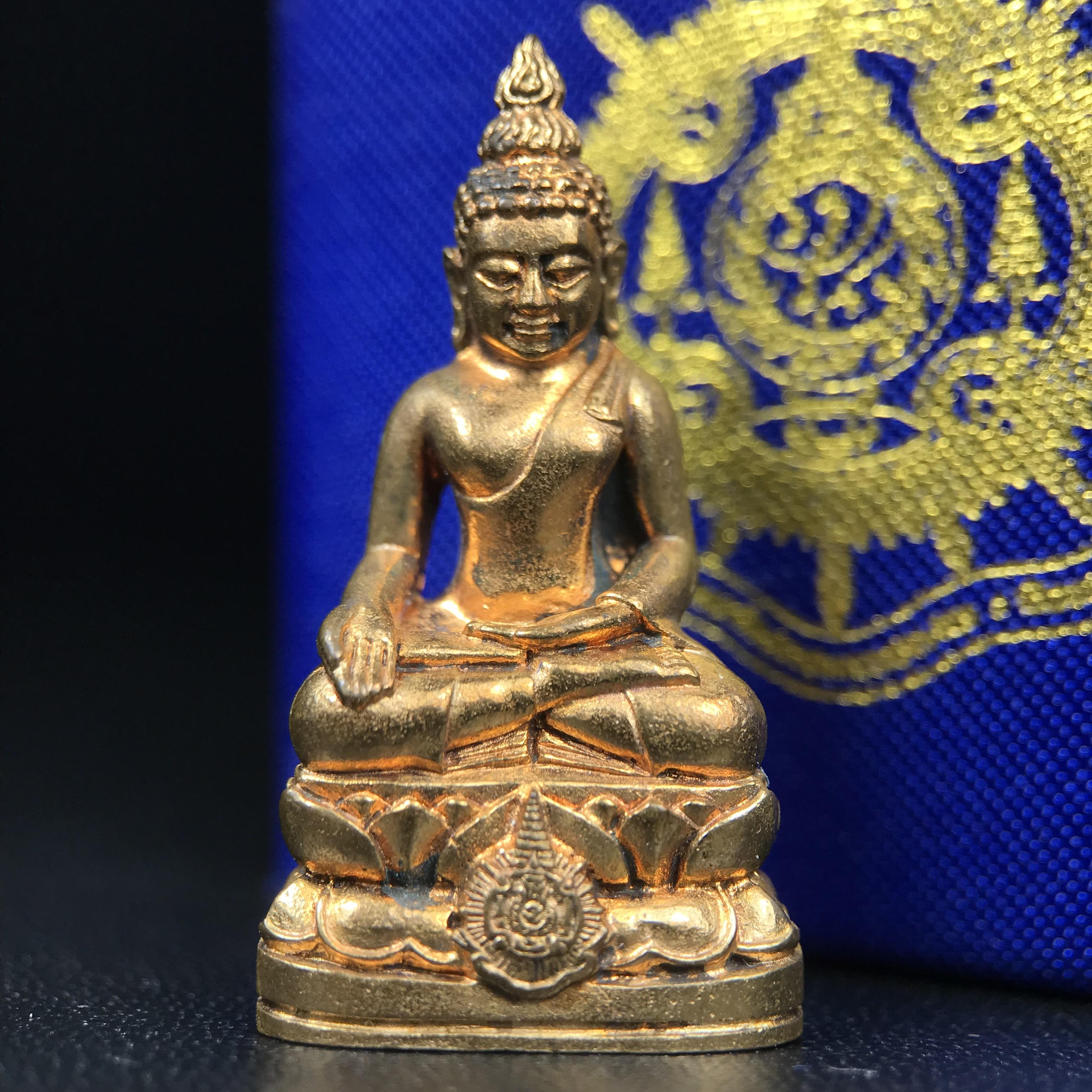 พระกริ่งไพรีพินาศ บรรจุเหล็กไหล ครั้งแรกและครั้งเดียวในประวัติศาสตร์ เฉลิมพระเกียรติ พระบาทสมเด็จพระเจ้าอยู่หัวรัชกาลที่9 พระชนมพรรษา 6 รอบ ปี2542 เนื้อสัมฤทธิ์(บรรจุเหล็กไหล)ดีนอก-ดีใน พิธีใหญ่ มวลสารเด่น (หายาก)