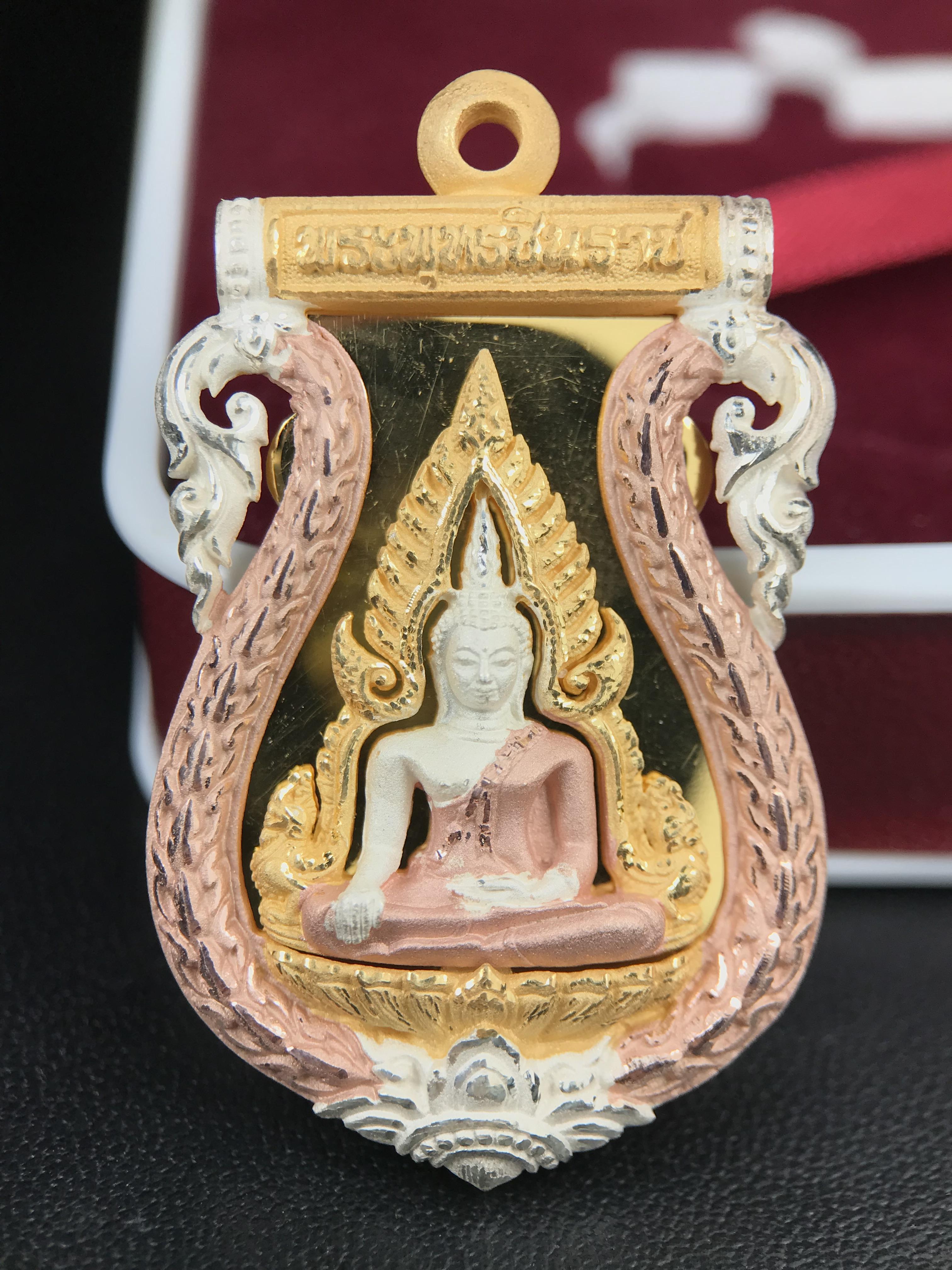 พระพุทธชินราช รุ่น ประวัติศาสตร์ มูลนิธิเพื่อตำรวจไทยจัดสร้าง ปี 2562 เนื้อเงินชุบสามกษัตริย์ขัดเงา พิมพ์เหรียญเสมาฉลุลาย พระพุทธชินราช อินโดจีน(ขนาดสูง 3.7ซม.(ไม่รวมห่วง))(สภาพสวยซีนซองเดิม กล่องบรรจุเดิมครบสมบูรณ์)(องค์หมายเลข 20)(1 ใน 999 เหรียญ)หายาก