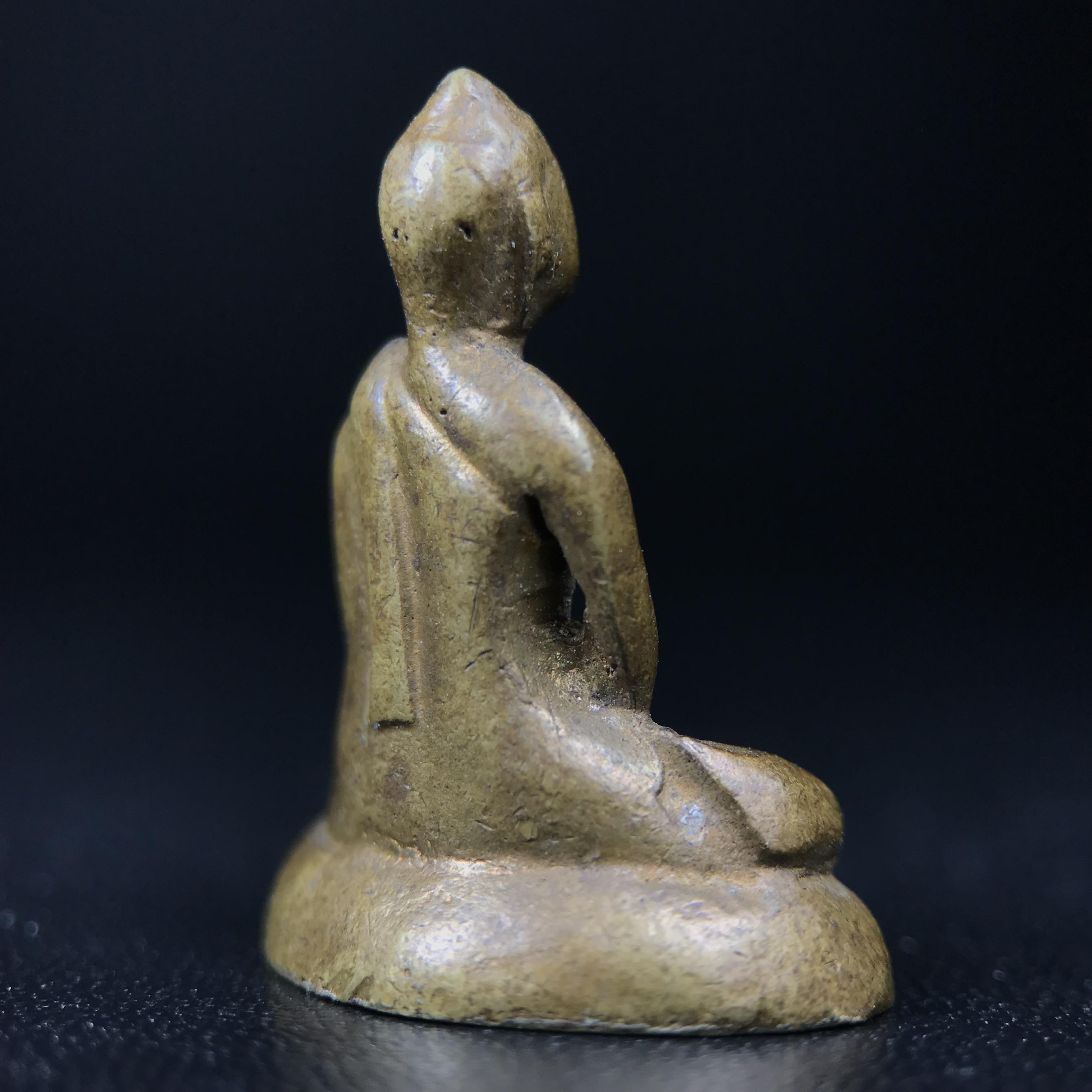 พระกริ่งฝีพระหัตถ์สมเด็จย่า ขนาดห้อยบูชาขนาดเล็ก จัดสร้างขึ้นเนื่องในวาระครบ 6 รอบ เมื่อวันที่21 ตุลาคม พ.ศ.2515(ในหลวงรัชกาลที่ 9 เสด็จพระราชดำเนินทรงเททอง)ปลุกเสกยิ่งใหญ่ เกจิ 108 รูป ร่วมปลุกเสก คัดสภาพสวยแบบนี้พบเจอน้อยมาก หมายเลขต้นๆหลักร้อย หายากมาก