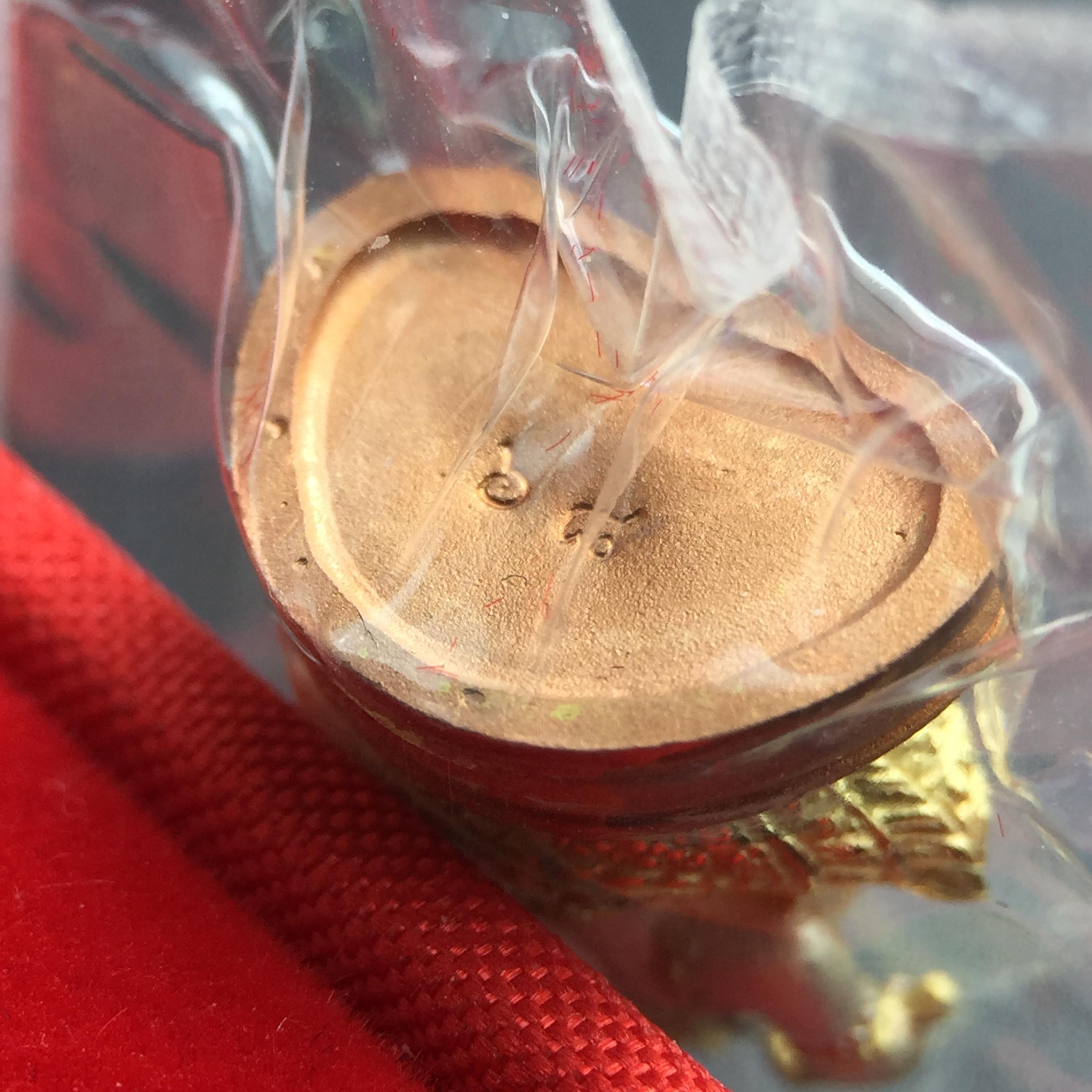 พระพิฆเณศวร วัดบวรนิเวศวิหาร ปี 2542 เนื้อเงินสามกษัตริย์พ่นทรายขัดเงาบางส่วน(ฝังพลอย1เม็ด)(ขนาด 2* 1.4 ซม.) สภาพสวยซีนซองเดิมพร้อมกล่องบรรจุเดิม ตอกโค๊ดหมายเลขกำกับ(ผิวเดิมขึ้นสีรุ้งธรรมชาติ สวย)(คัดสภาพสวยเดิม พิธีใหญ่ พุทธศิลป์งดงาม)