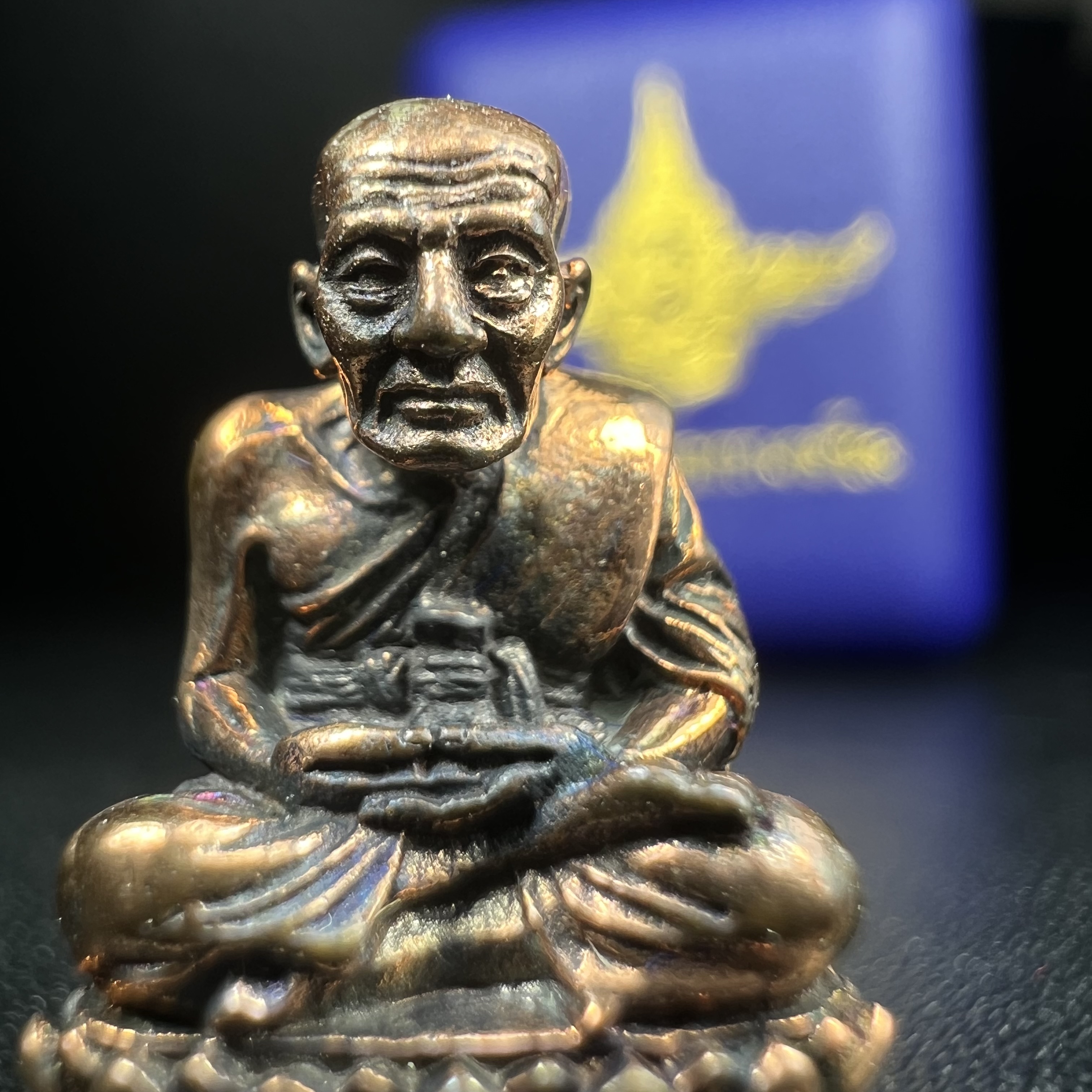 รูปเหมือนหล่อลอยองค์หลวงปู่ทวด รุ่น 111ปี กระทรวงกลาโหม เนื้อนวโลหะรมดำ-ปัดเงา ปี2540 พิธีใหญ่ เข้มขลัง นิยม พร้อมกล่องบรรจุเดิม(คัดสภาพสวยผิวเทพๆผิวรุ้งๆ)ทั้งพิธีทั้งพุทธศิลป์ทรงคุณค่าอีกหนึ่งรุ่นยอดนิยม