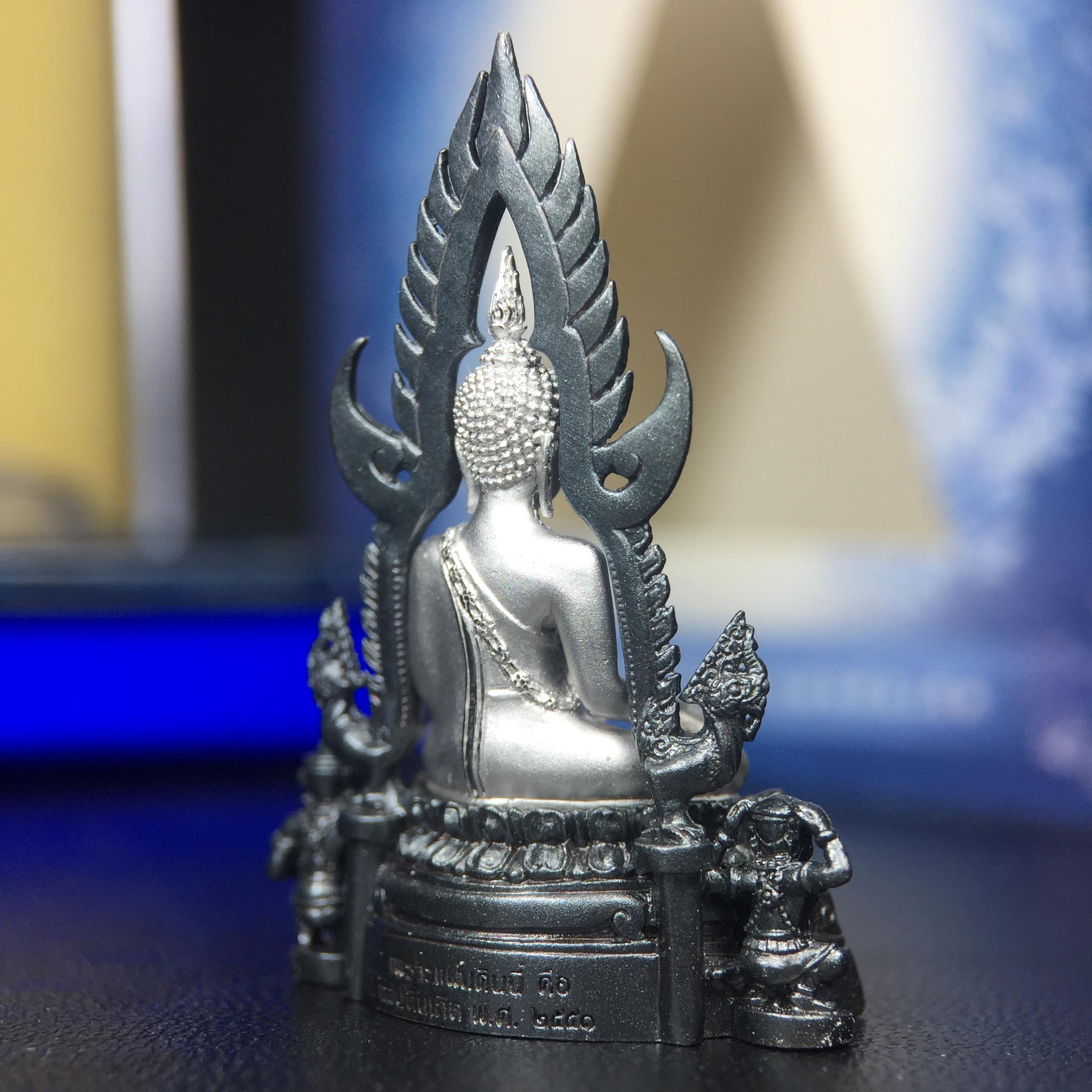 พระพุทธชินราช ภปร. โครงการ เพราะแผ่นดินนี้คือแผ่นดินเกิด เนื้อเงินชุบทองคำขาวซุ้มรมดำ ปี2551 ขนาดหน้าตัก1/2นิ้ว(3.5*2.5 ซม.) (สวยงามหายาก)1ใน 5000 องค์