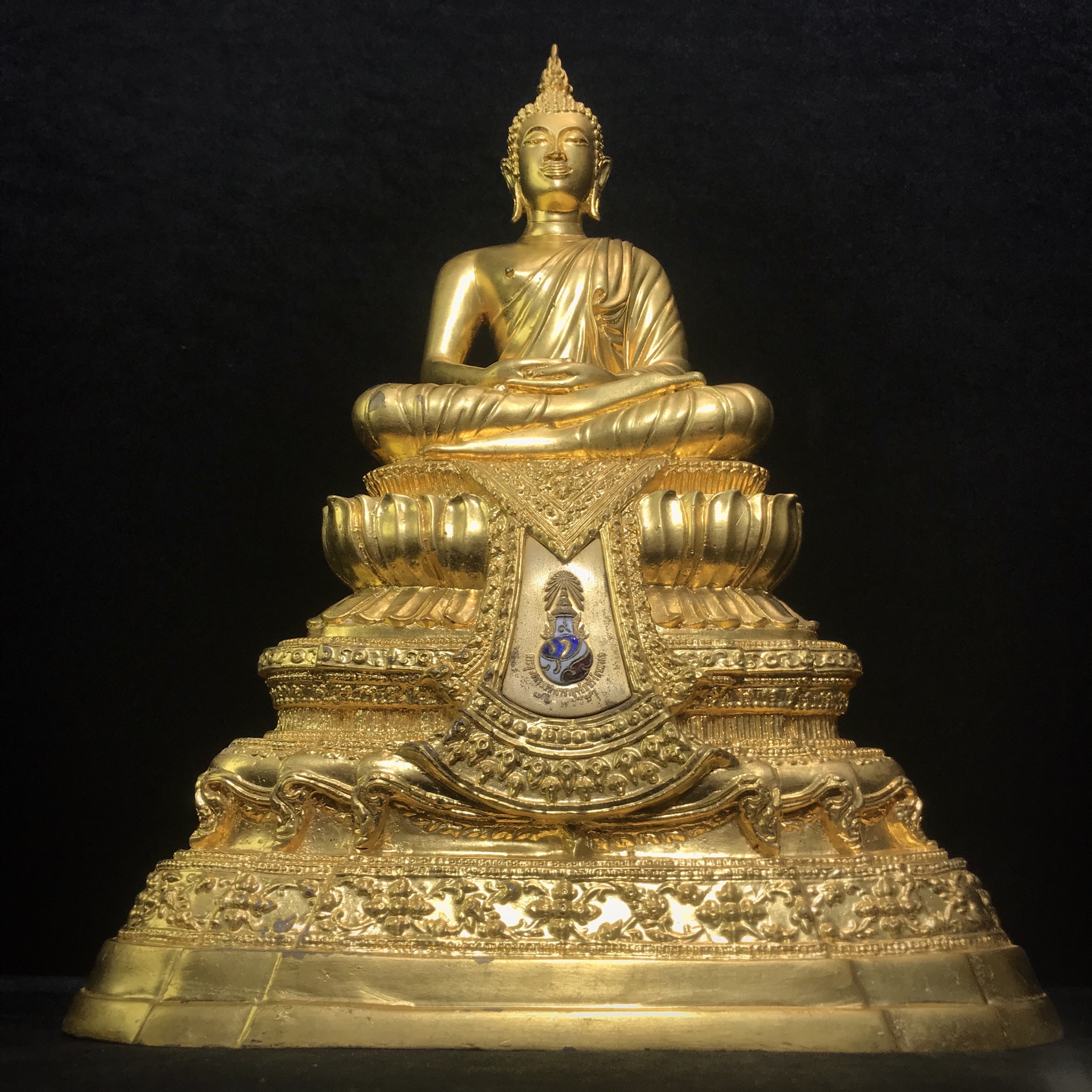 พระพุทธนวมมหาราชายุจฉับปริวัตนมงคล ภปร. พระบาทสมเด็จพระเจ้าอยู่ห้วรัชกาลที่9 เนื่องในวโรกาสเฉลิมพระชนมพรรษา 6 รอบ ( 72 พรรษา )ปี 2542 โดยสำนักนายกรัฐมนตรี หน้าตัก 5นิ้ว(พิธีใหญ่ พุทธศิลป์สวย งดงาม)