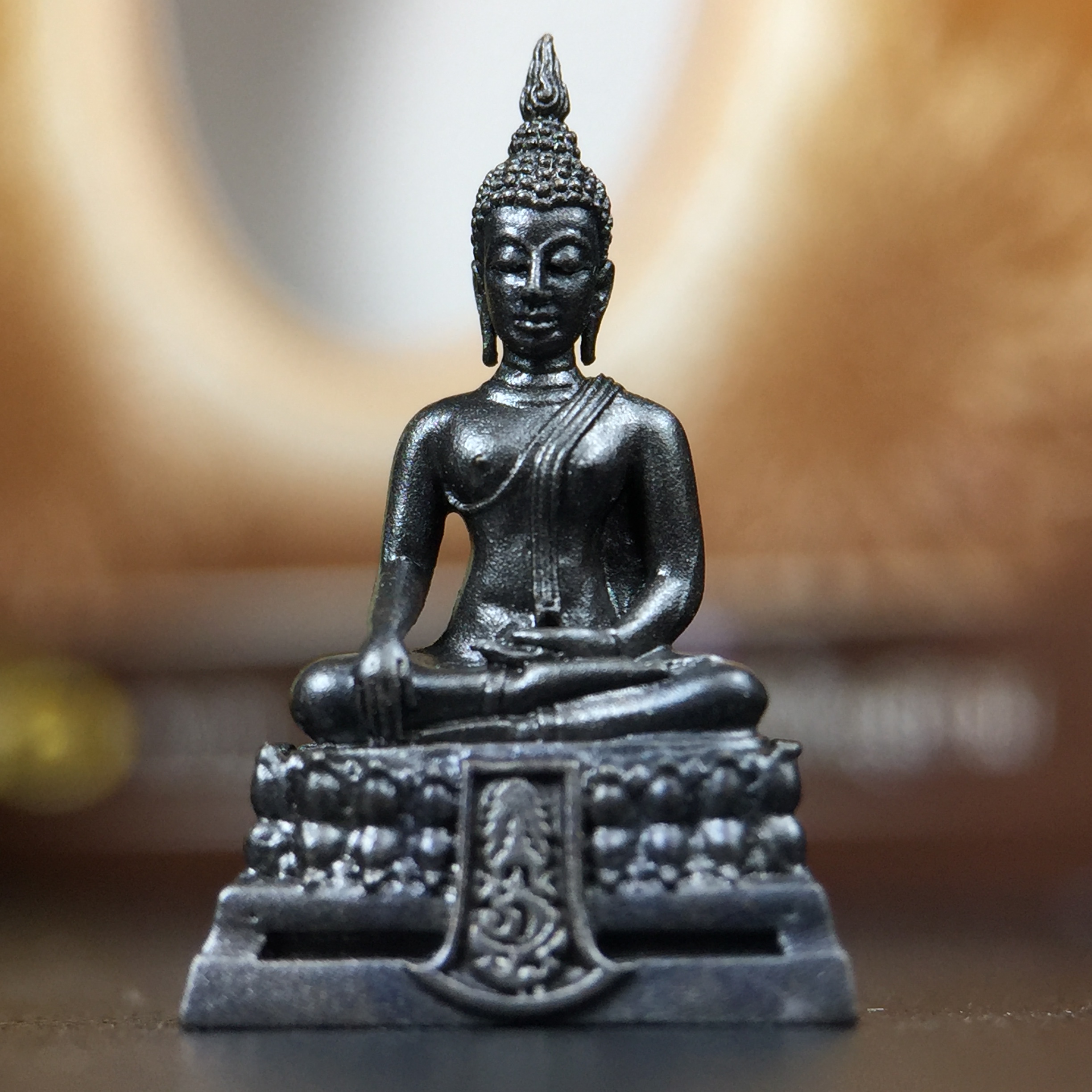 พระพุทธรูปคุ้มเกล้า ภปร. มหามงคล 80พรรษา “รุ่นเย็นศิระเพราะพระบริบาล 80พรรษา มหากษัตริย์คู่แผ่นดินสยาม” เนื้อนวโลหะรมดำ พิมพ์เล็ก ขนาด 10*21 มม.(โลหะชนวนพระ ภ.ป.ร.2508 และผงตะไบพระกริ่งปวเรศ 2530 มาร่วมในการจัดสร้างด้วย)